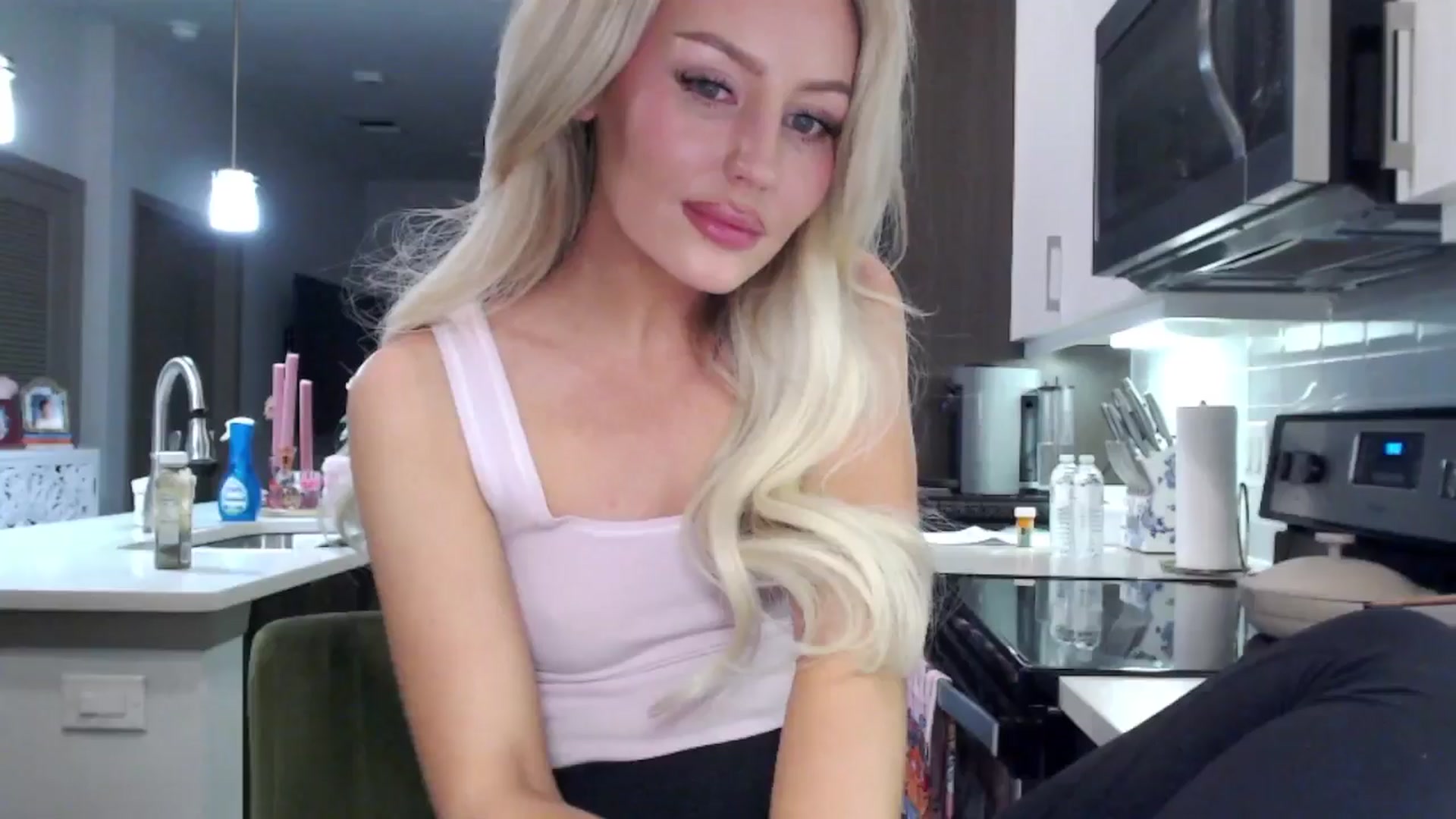 Gallery image thumbnail from Officialelsa's myfreecams stream on, 01/11/2025, 03:33 image 16 of 20