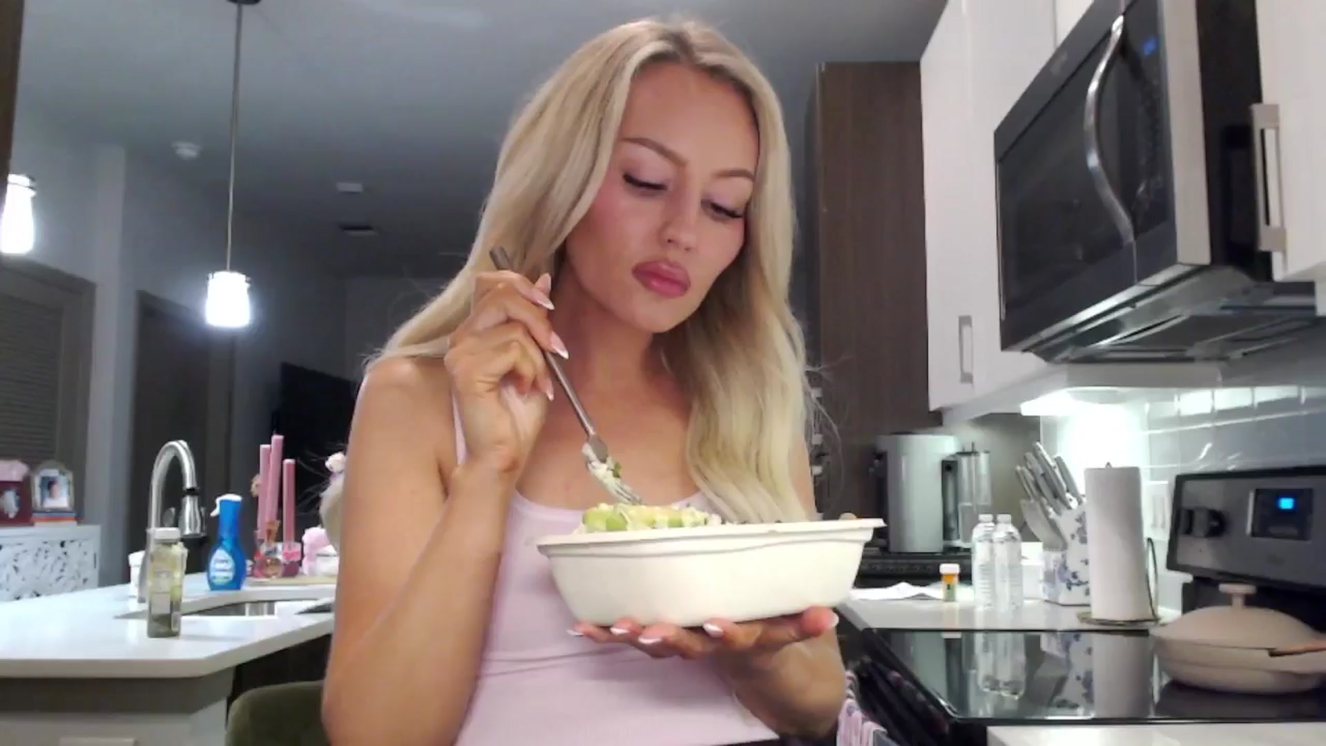 Gallery image thumbnail from Officialelsa's myfreecams stream on, 01/11/2025, 03:33 image 11 of 20