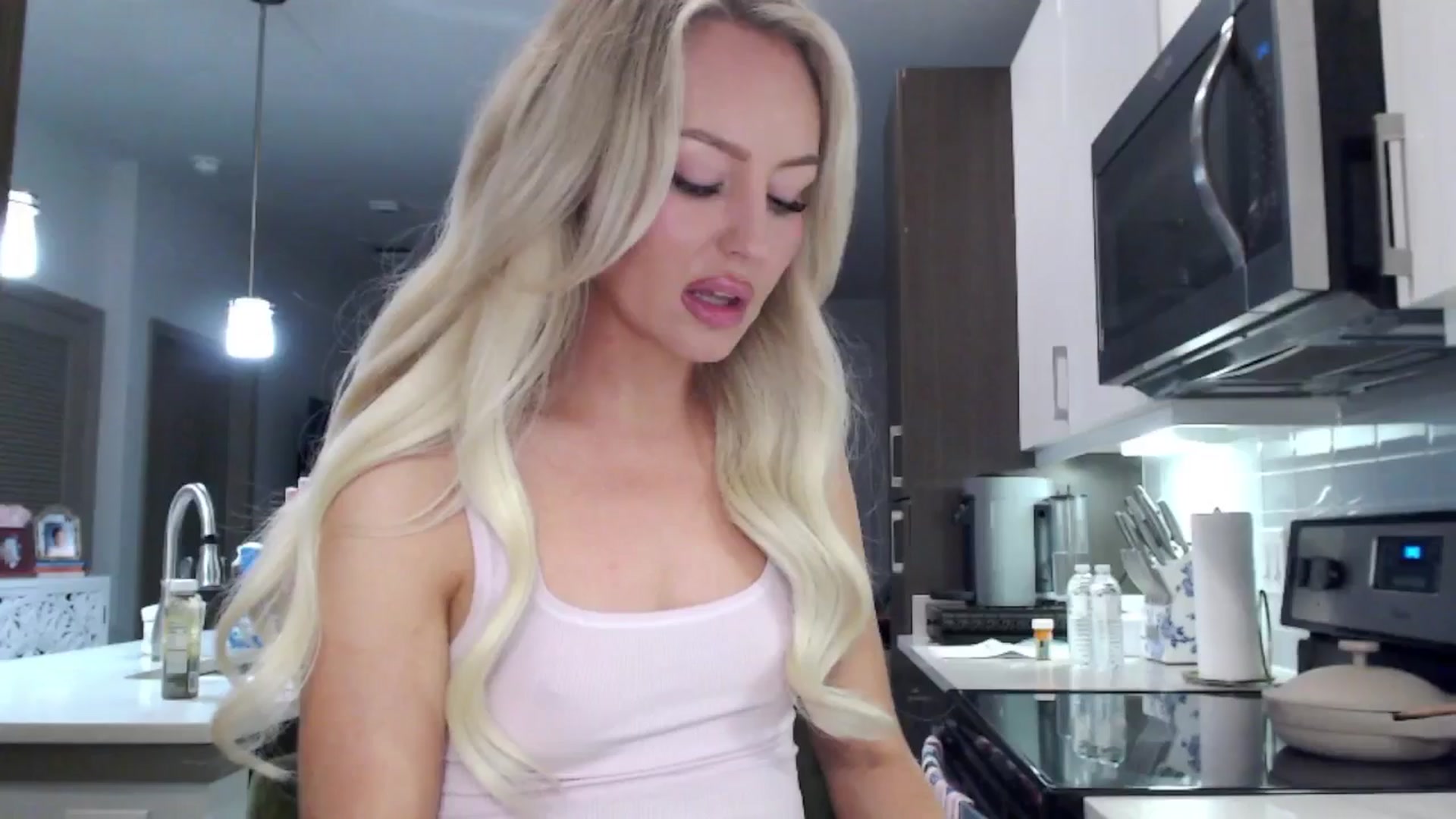 Gallery image thumbnail from Officialelsa's myfreecams stream on, 01/11/2025, 03:33 image 10 of 20