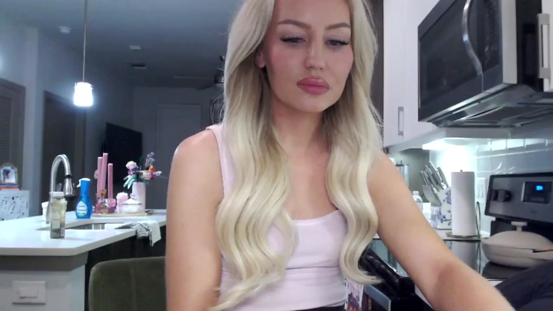 Gallery image thumbnail from Officialelsa's myfreecams stream on, 01/11/2025, 03:33 image 17 of 20