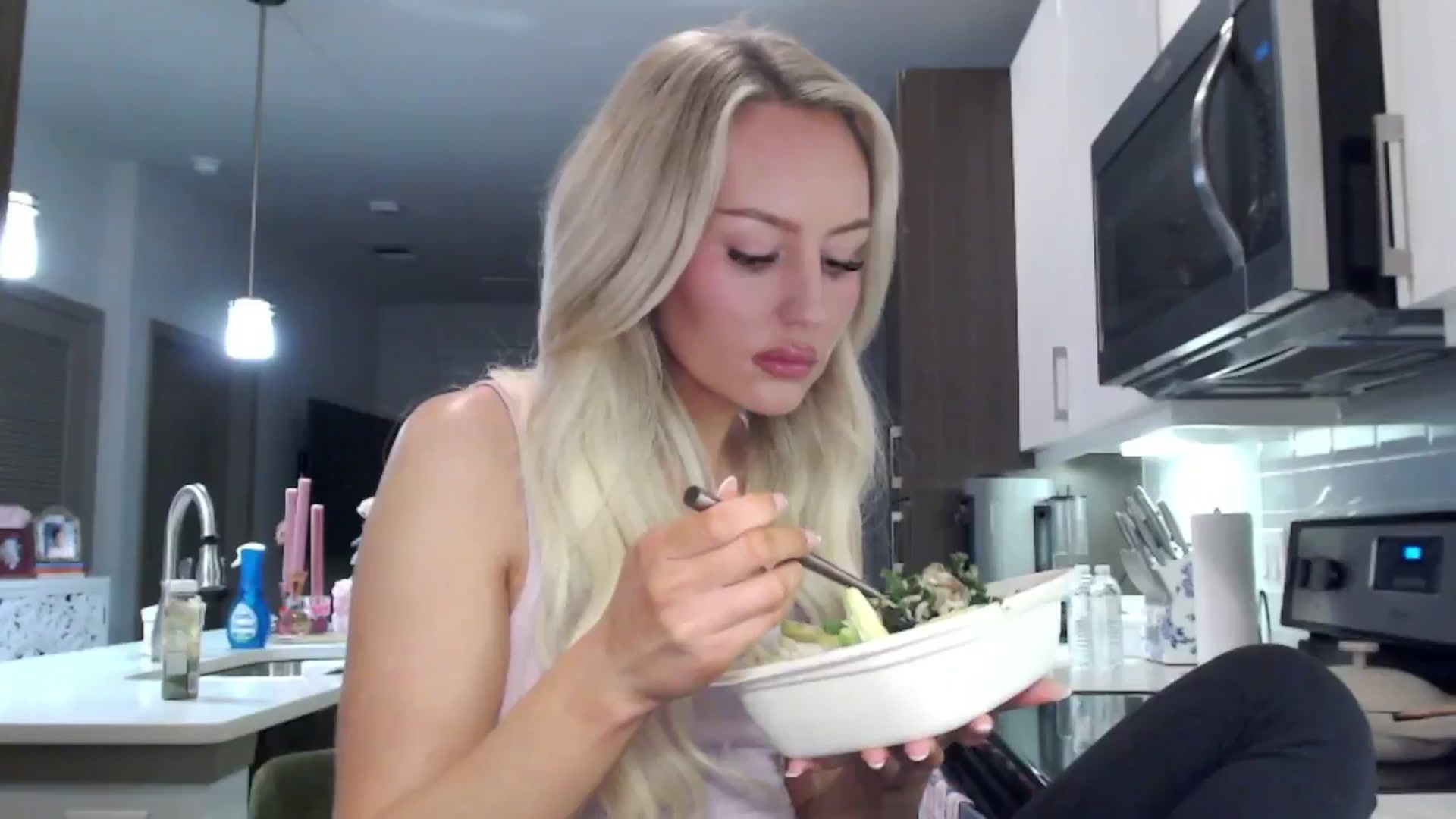 Gallery image thumbnail from Officialelsa's myfreecams stream on, 01/11/2025, 03:33 image 13 of 20