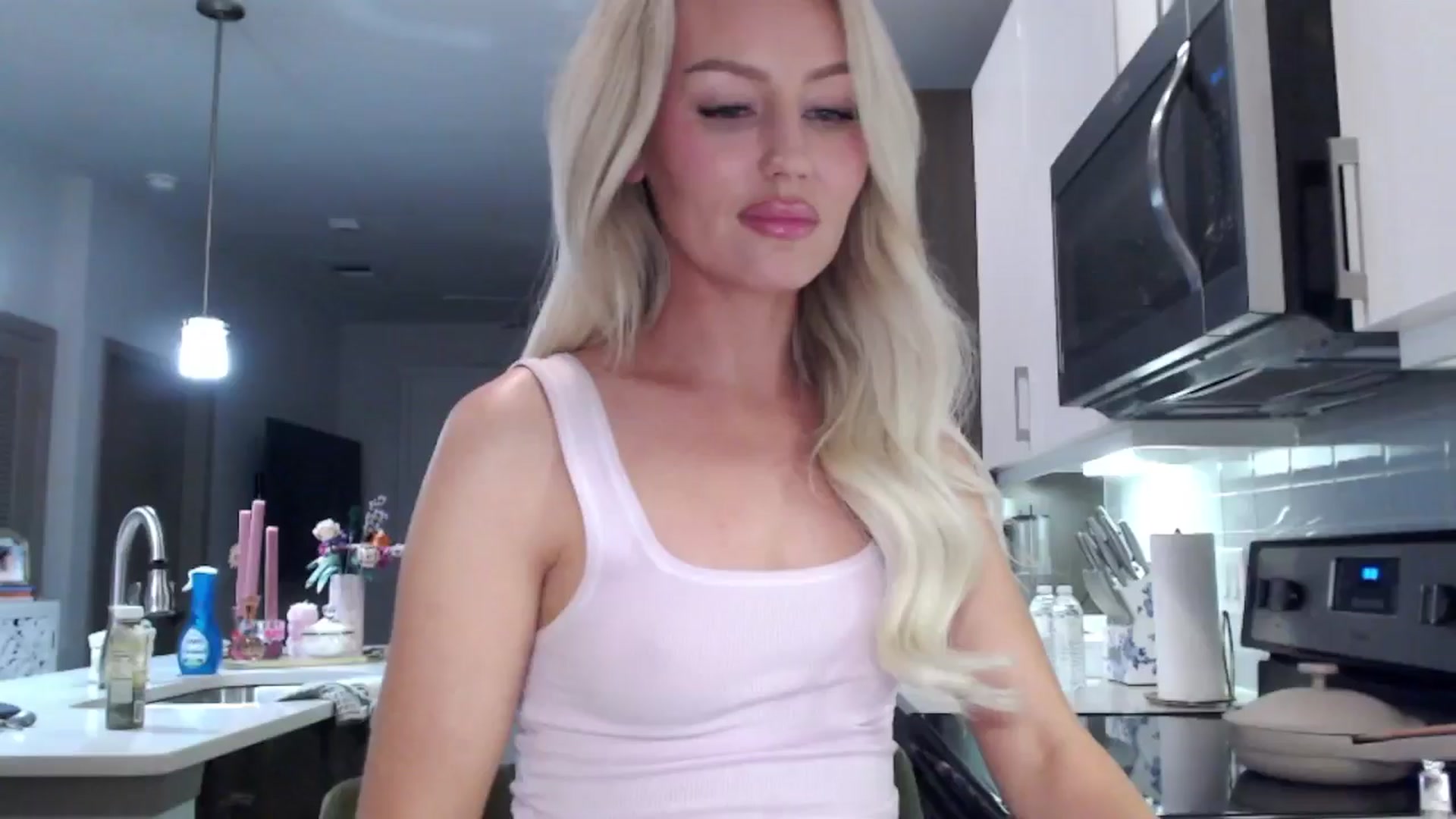 Gallery image thumbnail from Officialelsa's myfreecams stream on, 01/11/2025, 03:33 image 3 of 20