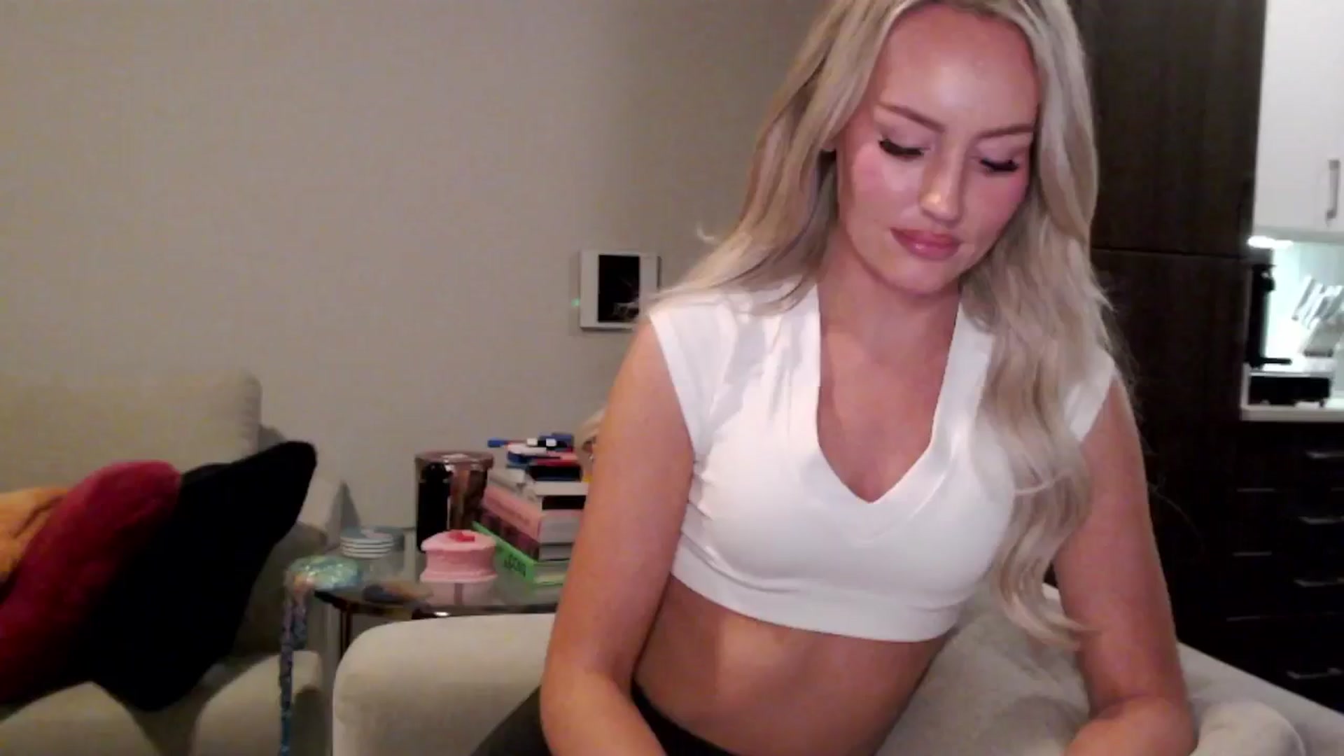Gallery image thumbnail from Officialelsa's myfreecams stream on, 01/16/2025, 07:15 image 15 of 20