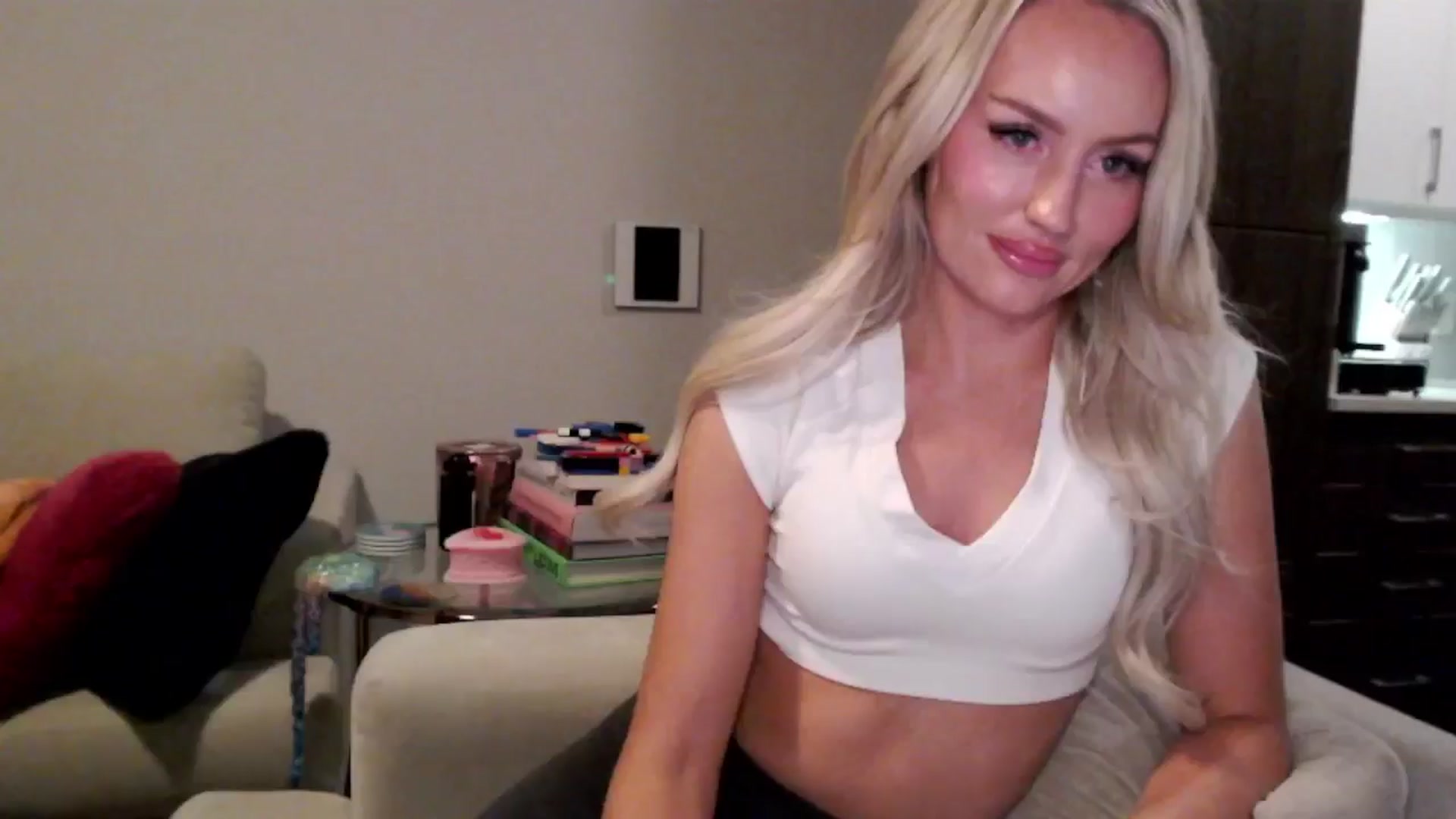 Gallery image thumbnail from Officialelsa's myfreecams stream on, 01/16/2025, 07:15 image 9 of 20