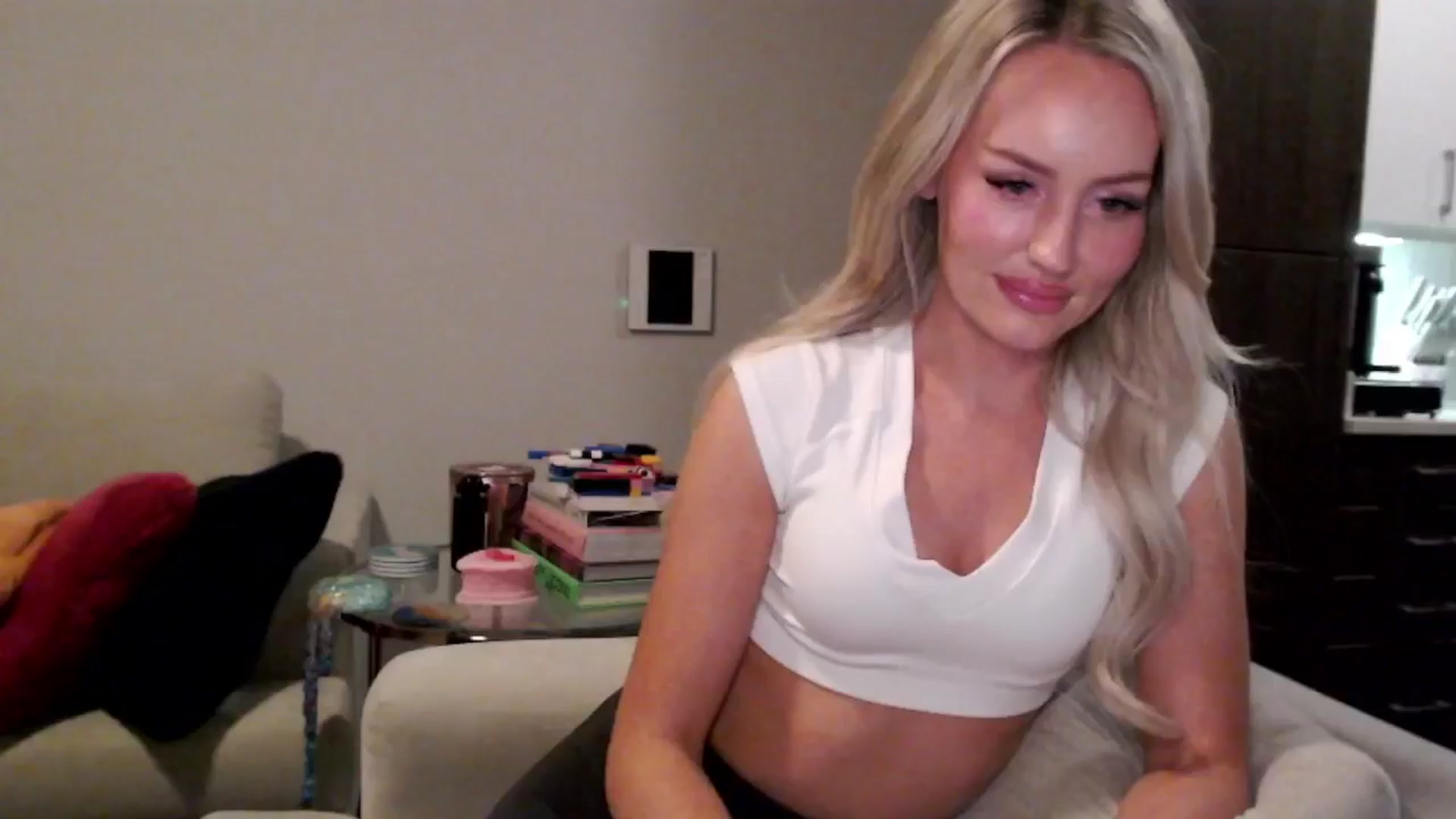 Gallery image thumbnail from Officialelsa's myfreecams stream on, 01/16/2025, 07:15 image 17 of 20