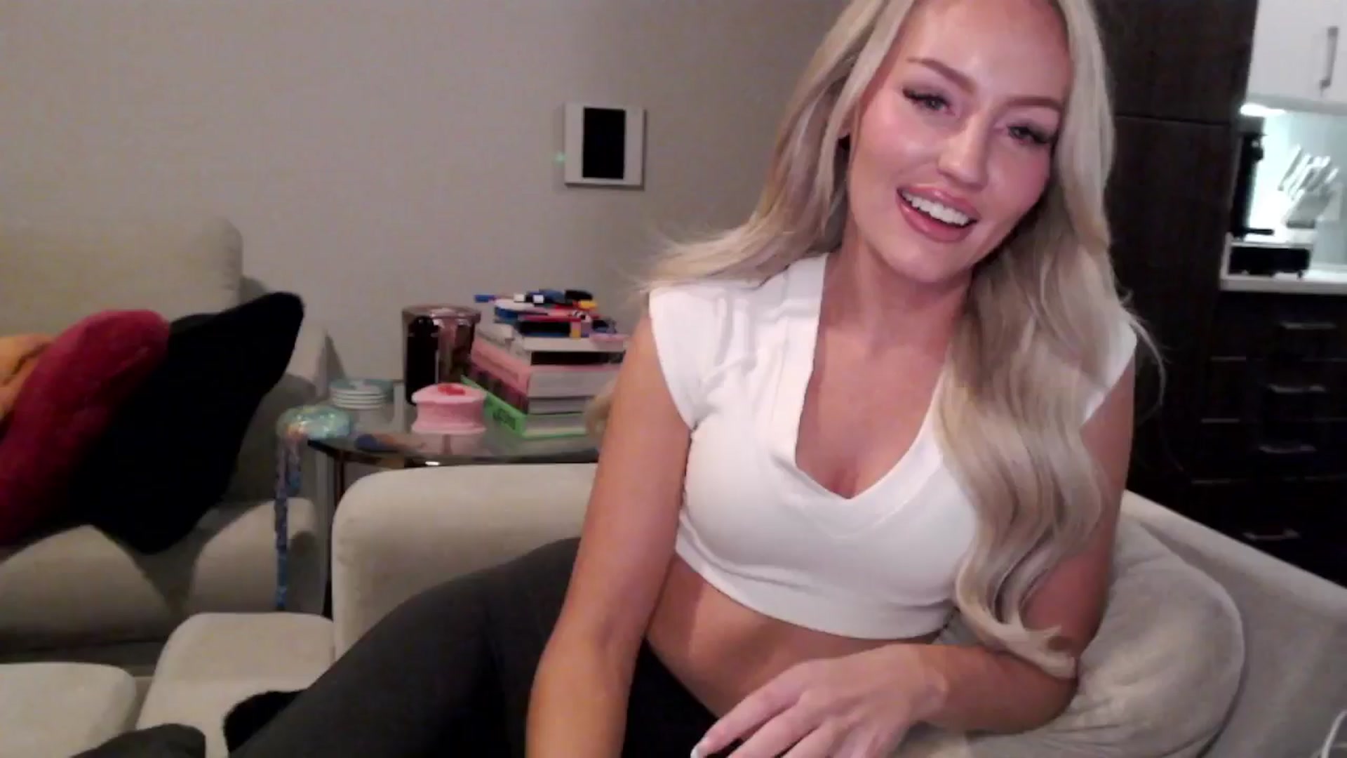 Gallery image thumbnail from Officialelsa's myfreecams stream on, 01/16/2025, 07:15 image 2 of 20