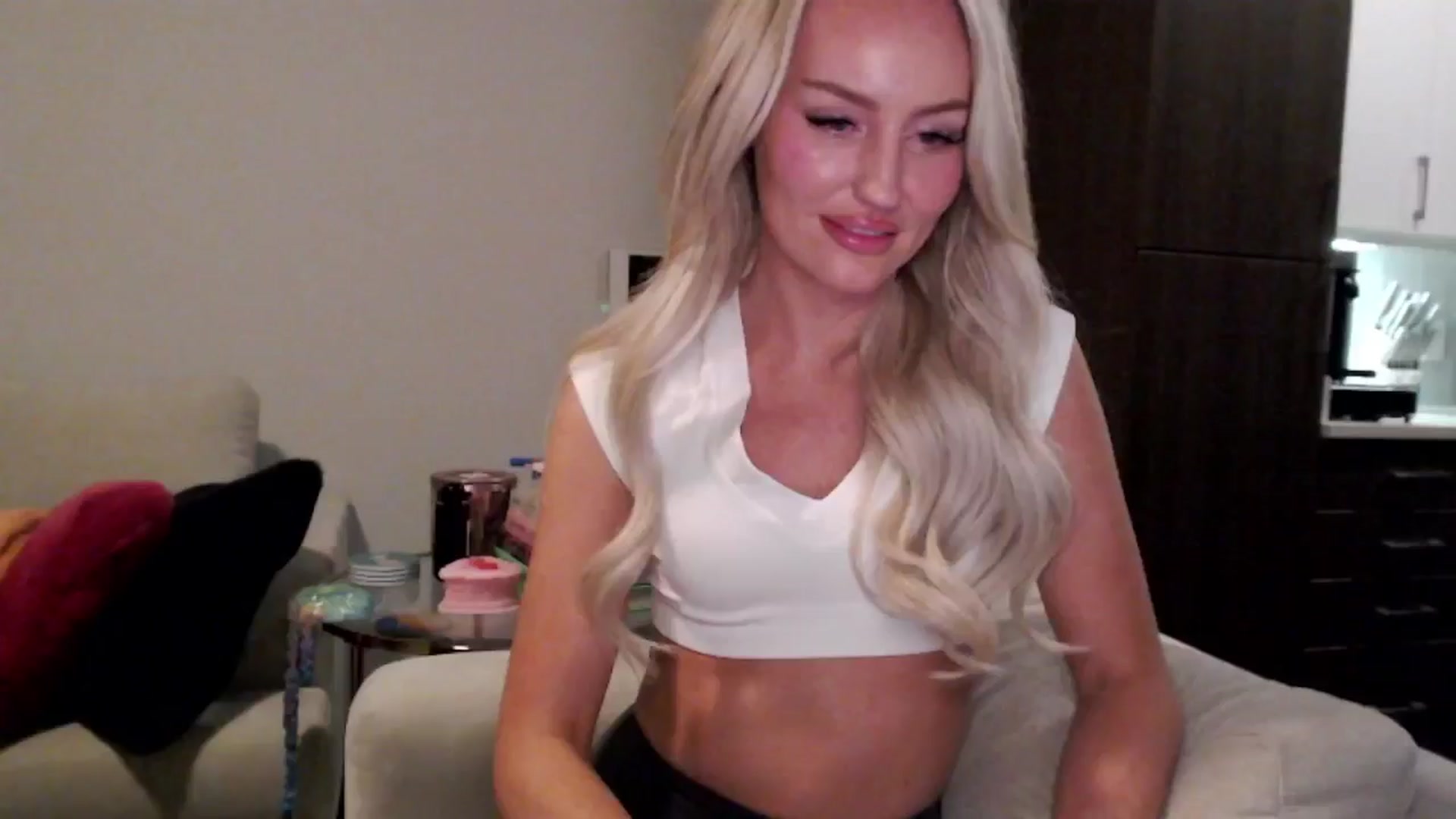Gallery image thumbnail from Officialelsa's myfreecams stream on, 01/16/2025, 07:15 image 6 of 20