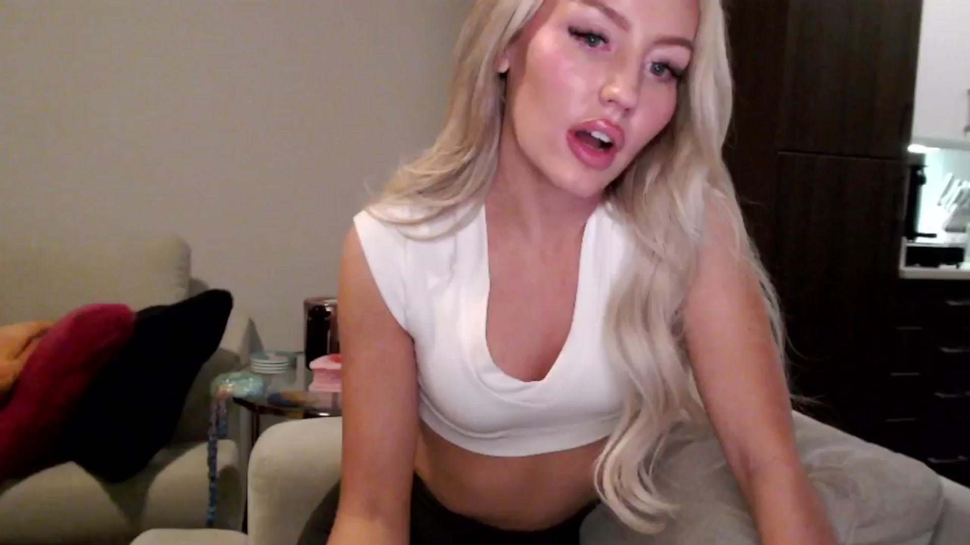 Gallery image thumbnail from Officialelsa's myfreecams stream on, 01/16/2025, 07:15 image 12 of 20