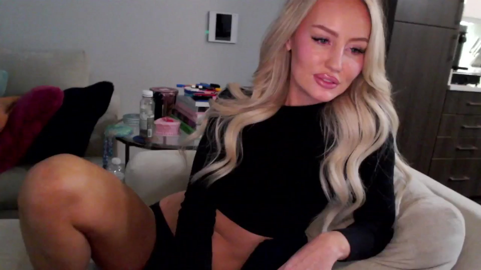 Gallery image thumbnail from Officialelsa's myfreecams stream on, 01/17/2025, 21:24 image 2 of 20