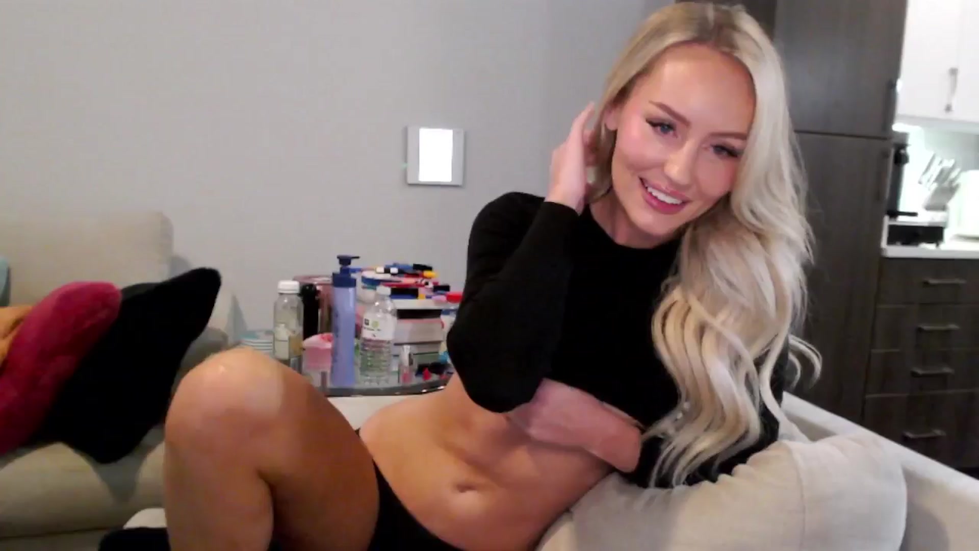 Gallery image thumbnail from Officialelsa's myfreecams stream on, 01/17/2025, 23:13 image 11 of 20