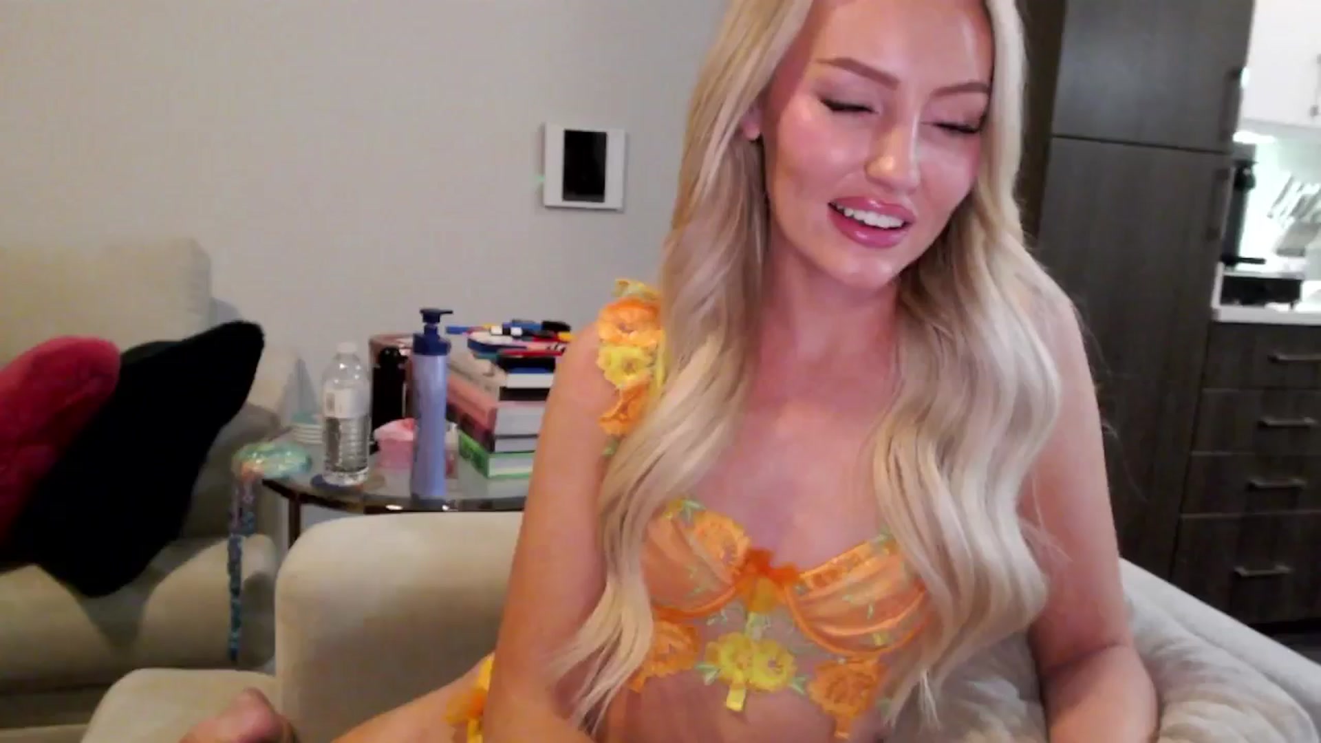 Gallery image thumbnail from Officialelsa's myfreecams stream on, 01/18/2025, 07:56 image 11 of 20