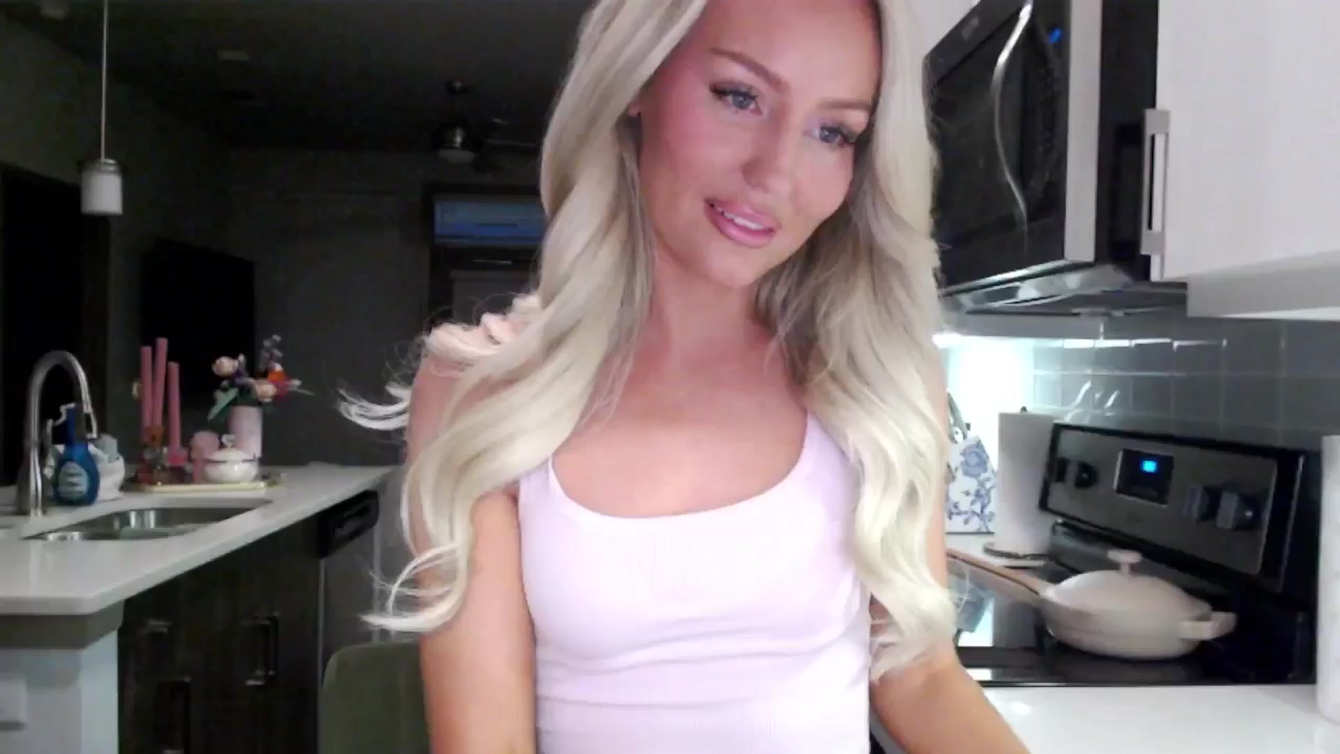 Gallery image thumbnail from Officialelsa's myfreecams stream on, 01/24/2025, 24:57 image 2 of 20
