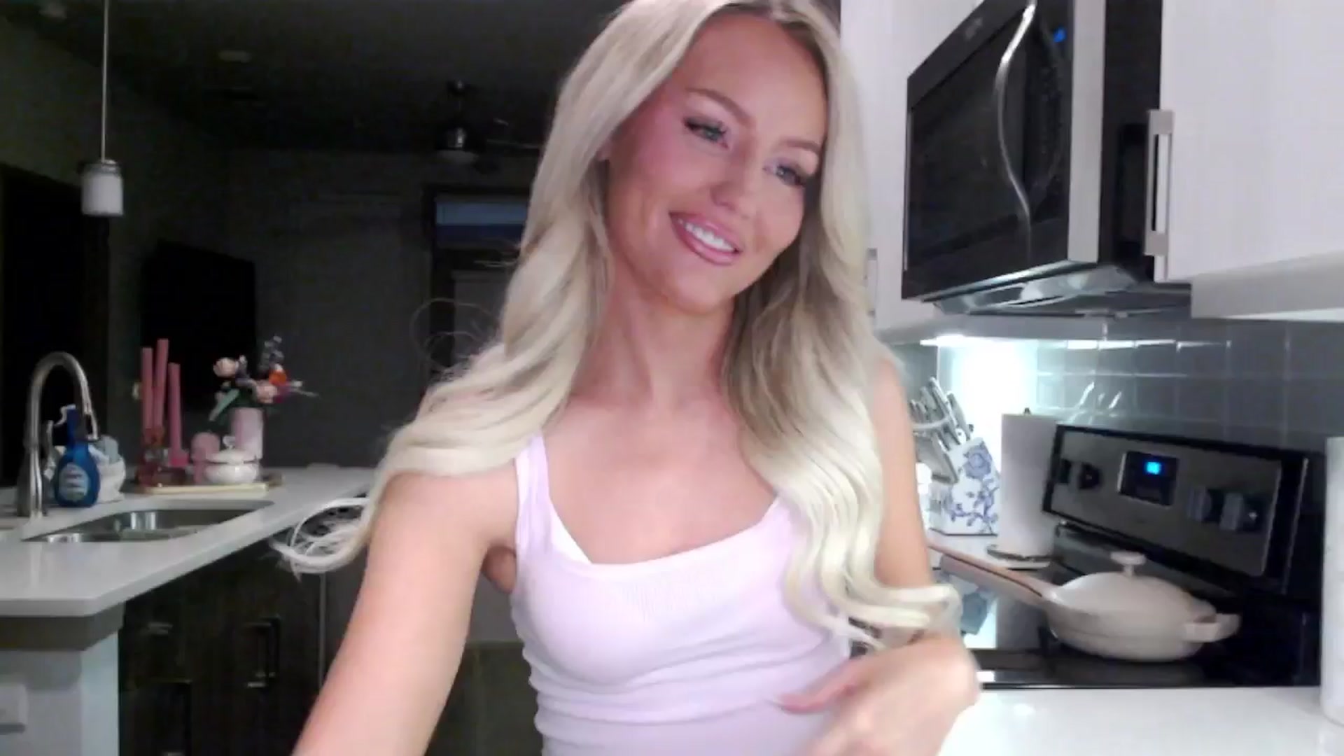 Gallery image thumbnail from Officialelsa's myfreecams stream on, 01/24/2025, 24:57 image 6 of 20