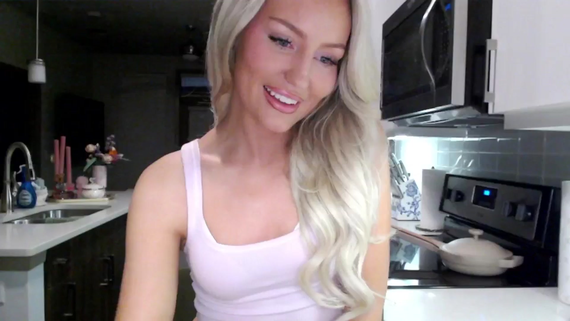Gallery image thumbnail from Officialelsa's myfreecams stream on, 01/24/2025, 24:57 image 12 of 20