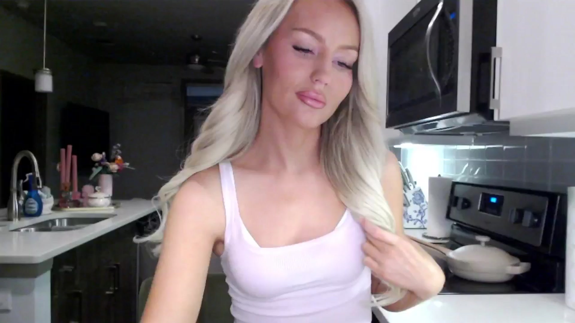 Gallery image thumbnail from Officialelsa's myfreecams stream on, 01/24/2025, 24:57 image 8 of 20