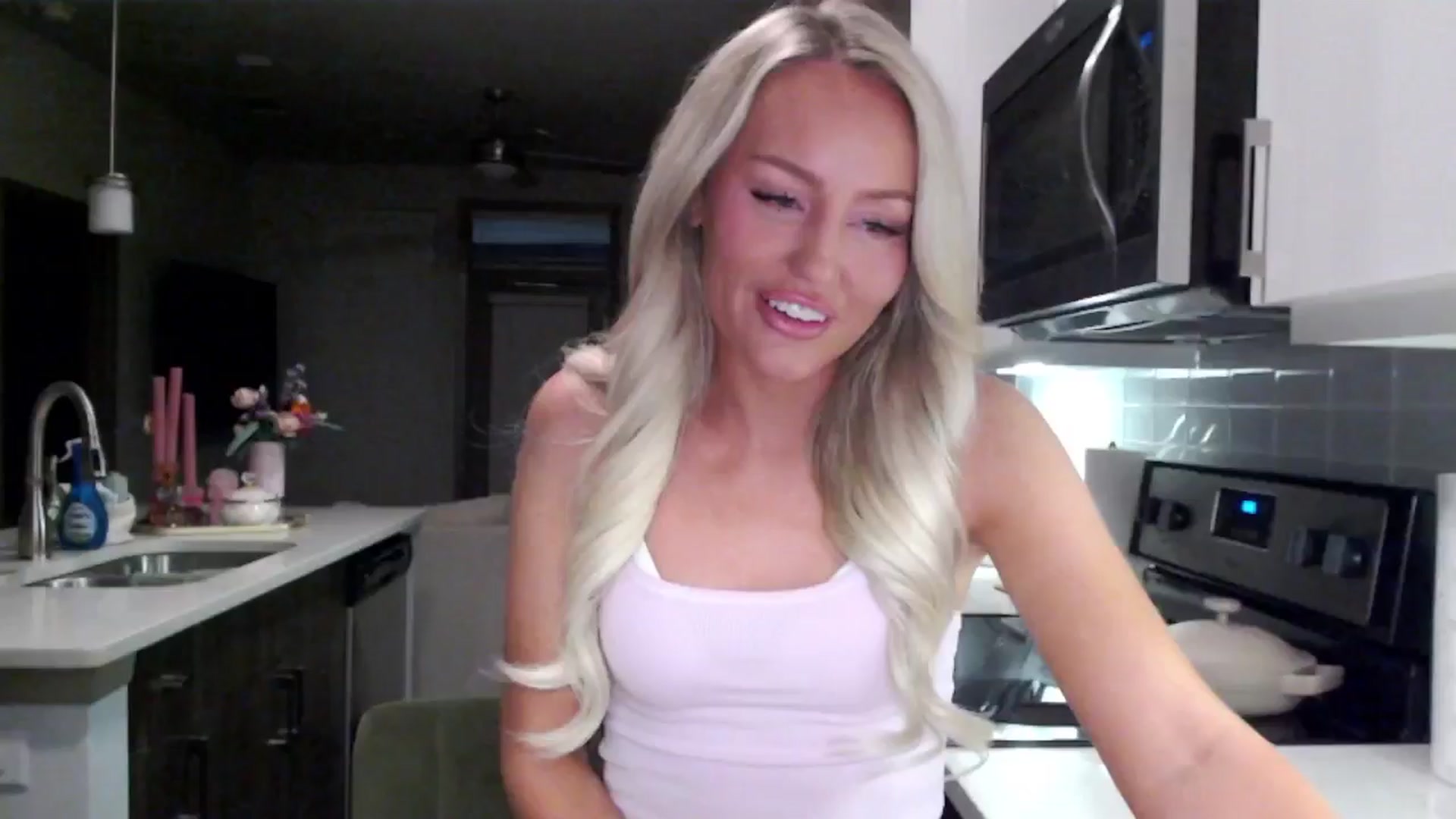 Gallery image thumbnail from Officialelsa's myfreecams stream on, 01/24/2025, 24:57 image 9 of 20