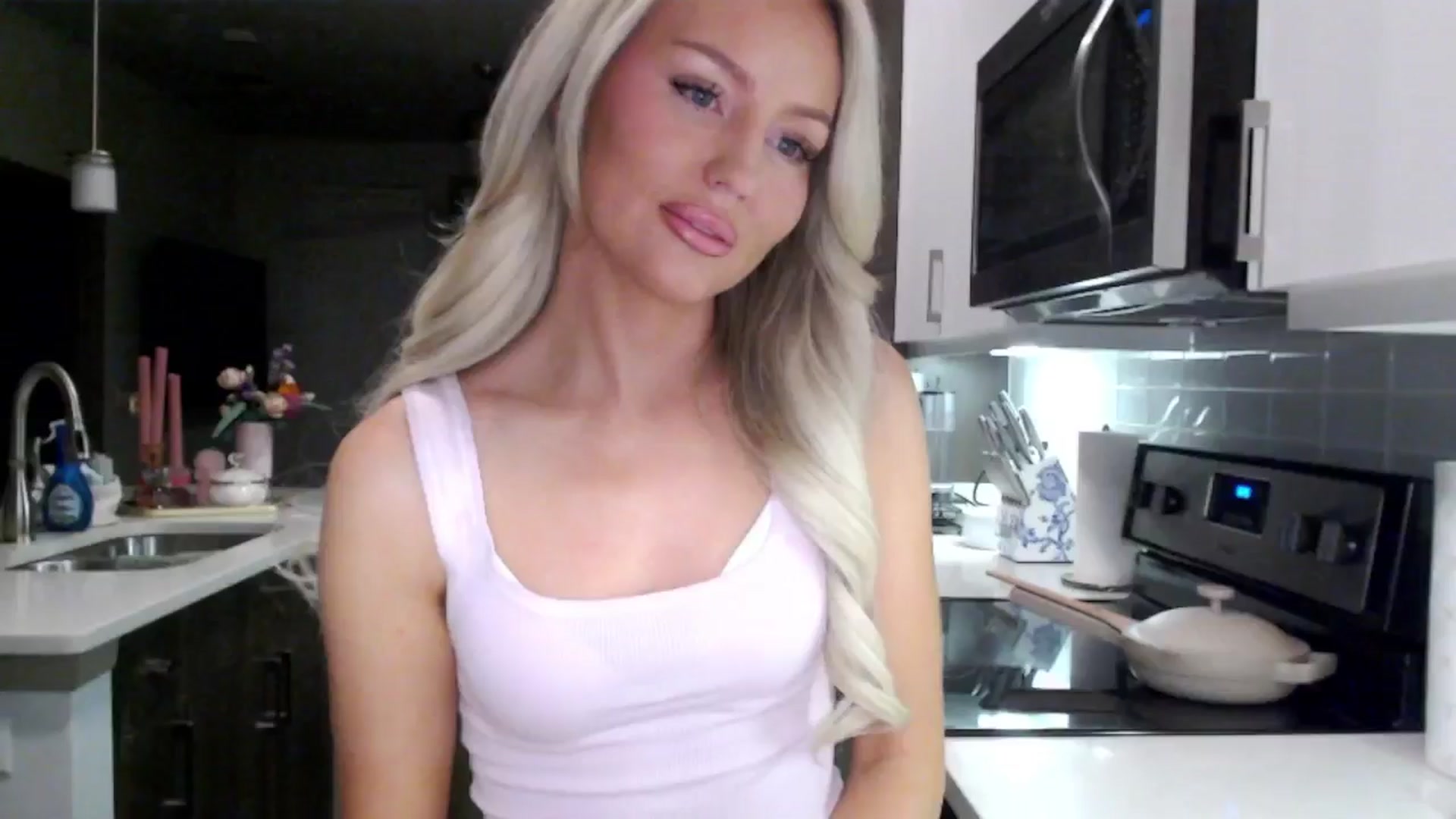 Gallery image thumbnail from Officialelsa's myfreecams stream on, 01/24/2025, 24:57 image 18 of 20