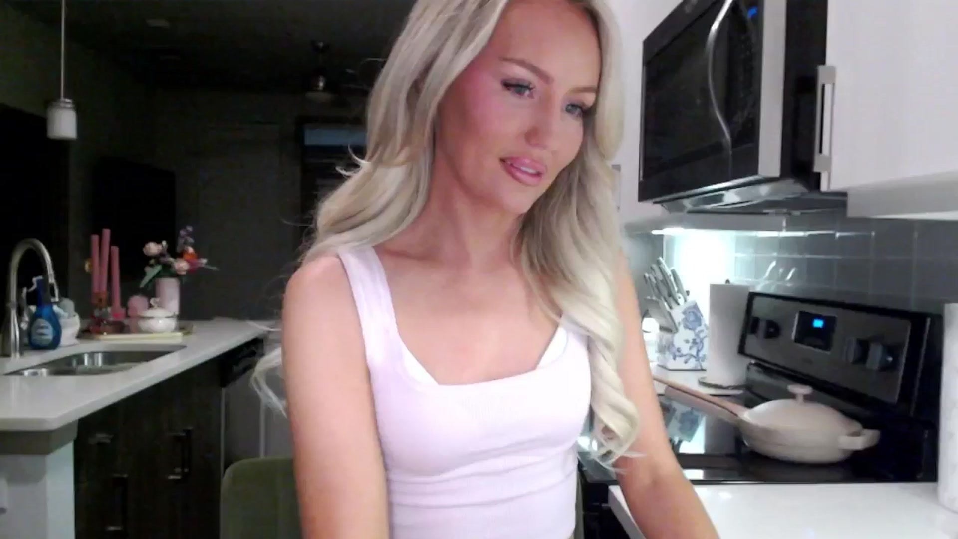 Gallery image thumbnail from Officialelsa's myfreecams stream on, 01/24/2025, 24:57 image 17 of 20