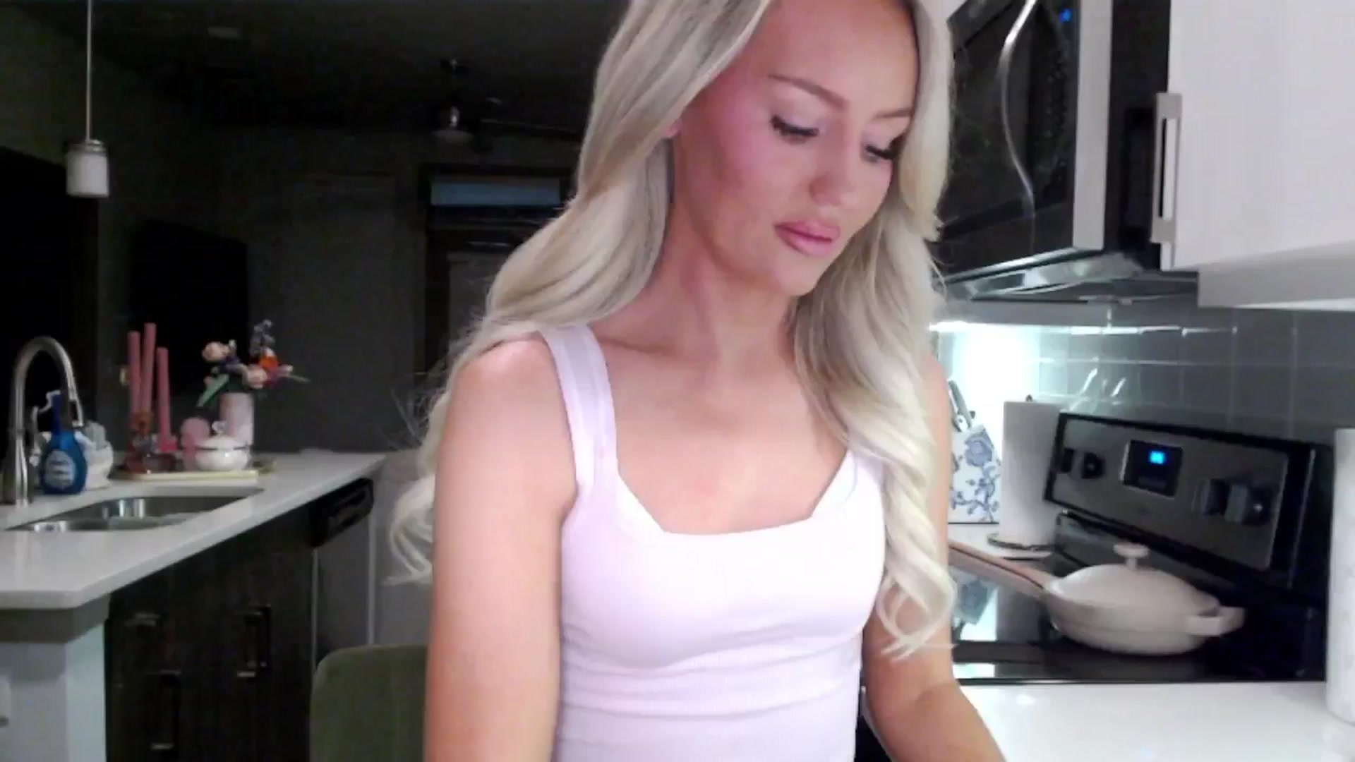 Gallery image thumbnail from Officialelsa's myfreecams stream on, 01/24/2025, 24:57 image 16 of 20