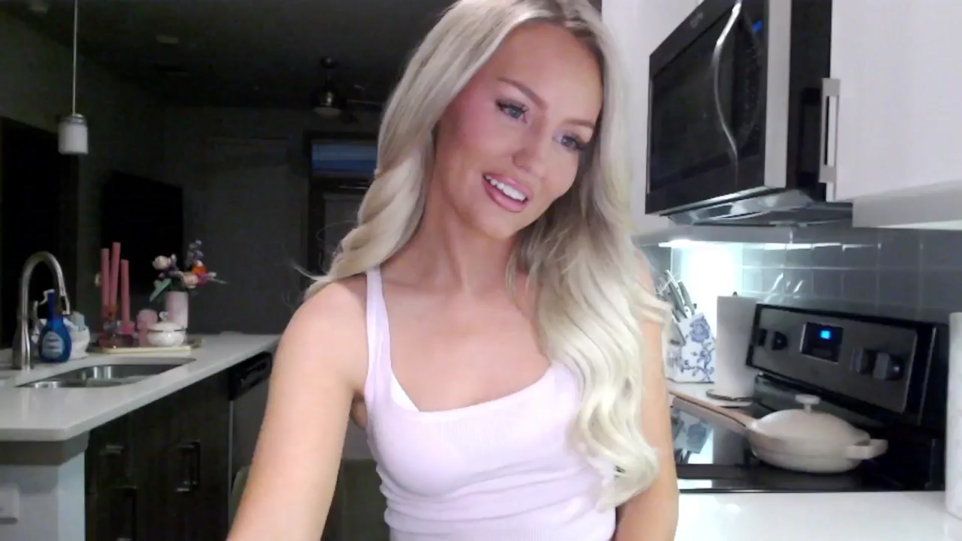 Gallery image thumbnail from Officialelsa's myfreecams stream on, 01/24/2025, 24:57 image 3 of 20