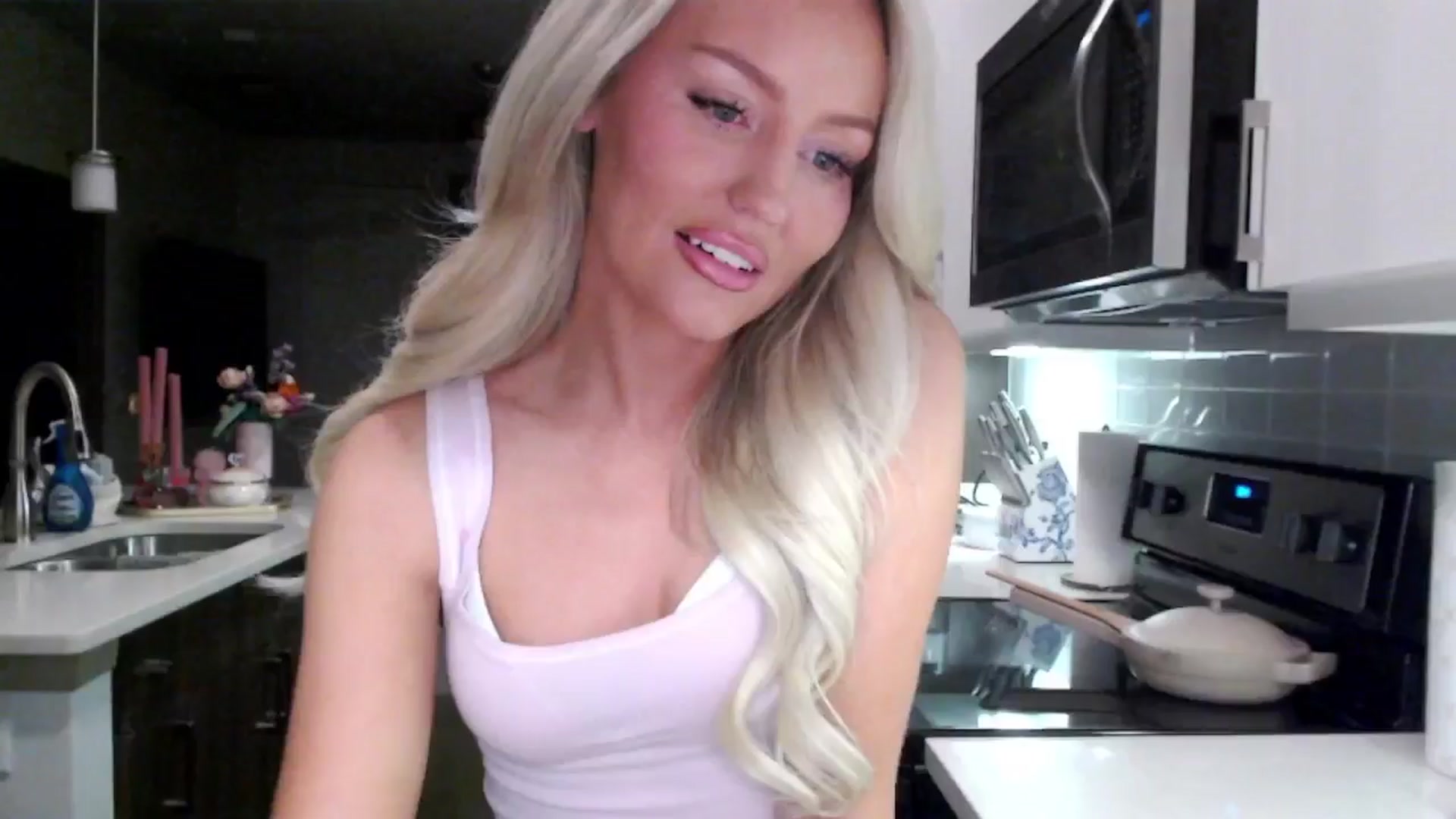 Gallery image thumbnail from Officialelsa's myfreecams stream on, 01/24/2025, 24:57 image 15 of 20