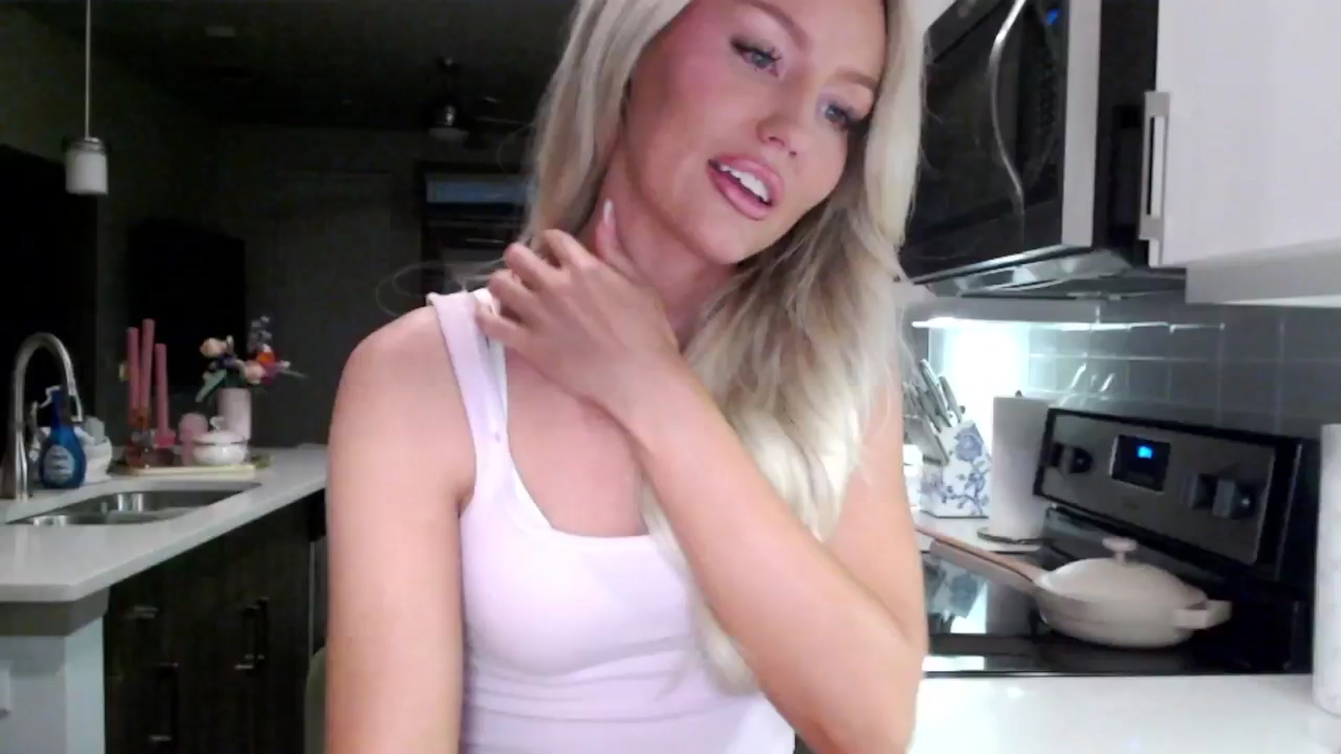 Gallery image thumbnail from Officialelsa's myfreecams stream on, 01/24/2025, 24:57 image 13 of 20