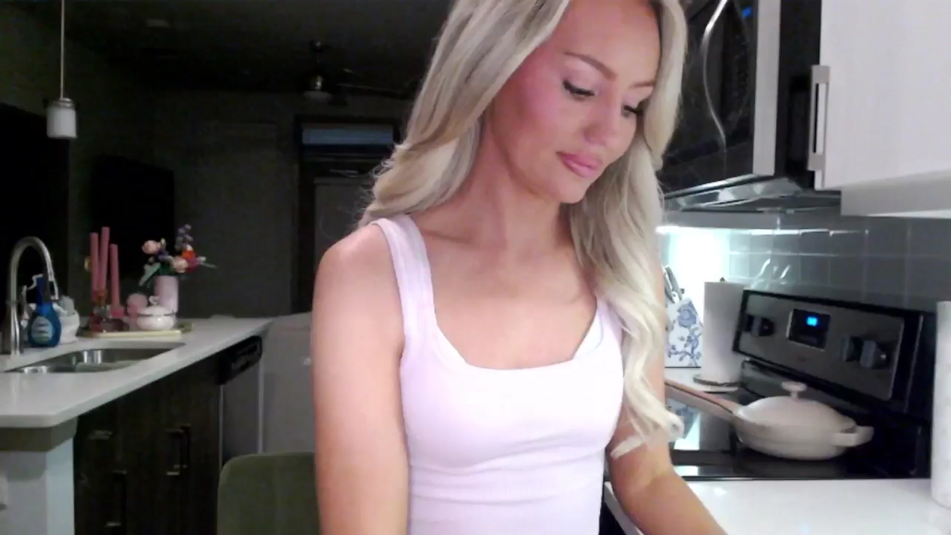 Gallery image thumbnail from Officialelsa's myfreecams stream on, 01/24/2025, 24:57 image 14 of 20