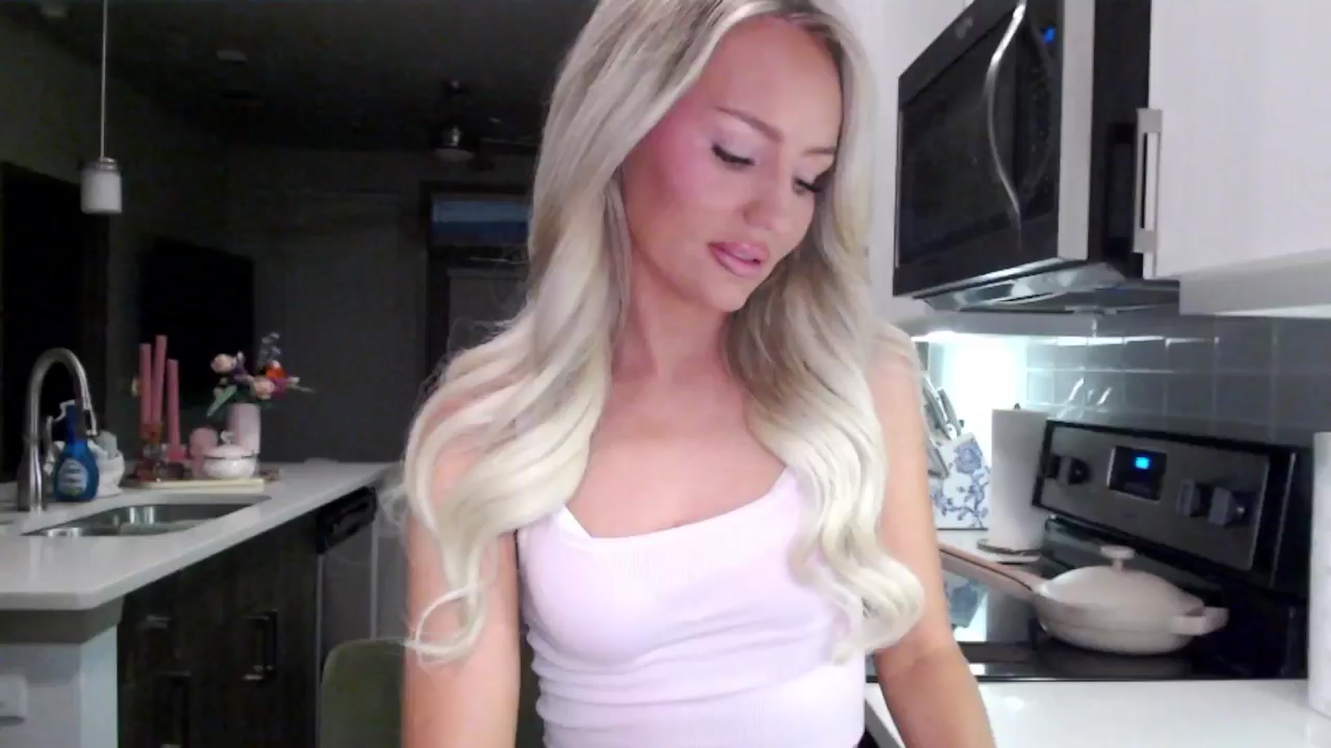 Gallery image thumbnail from Officialelsa's myfreecams stream on, 01/24/2025, 24:57 image 5 of 20