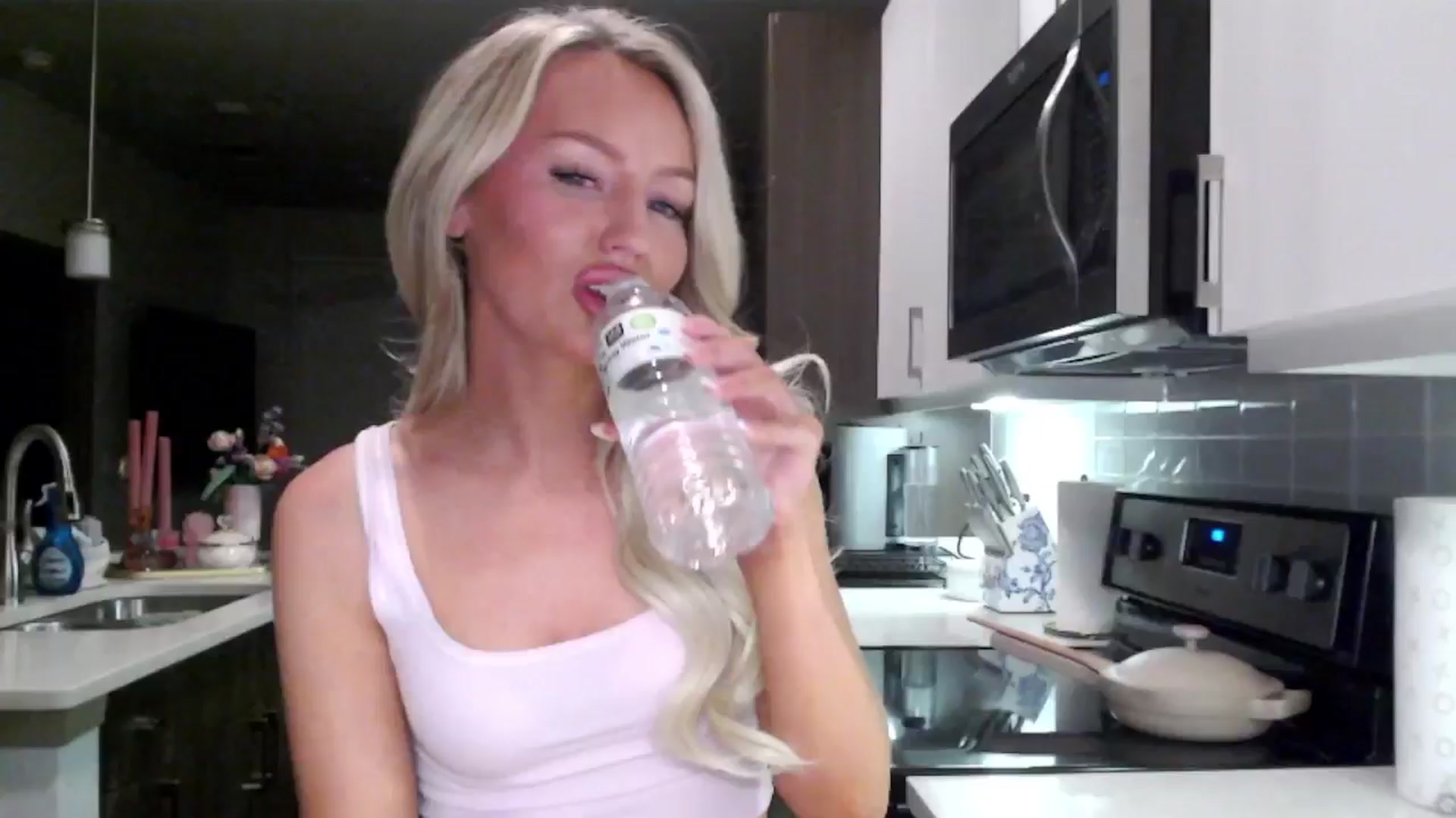Gallery image thumbnail from Officialelsa's myfreecams stream on, 01/24/2025, 07:51 image 12 of 20