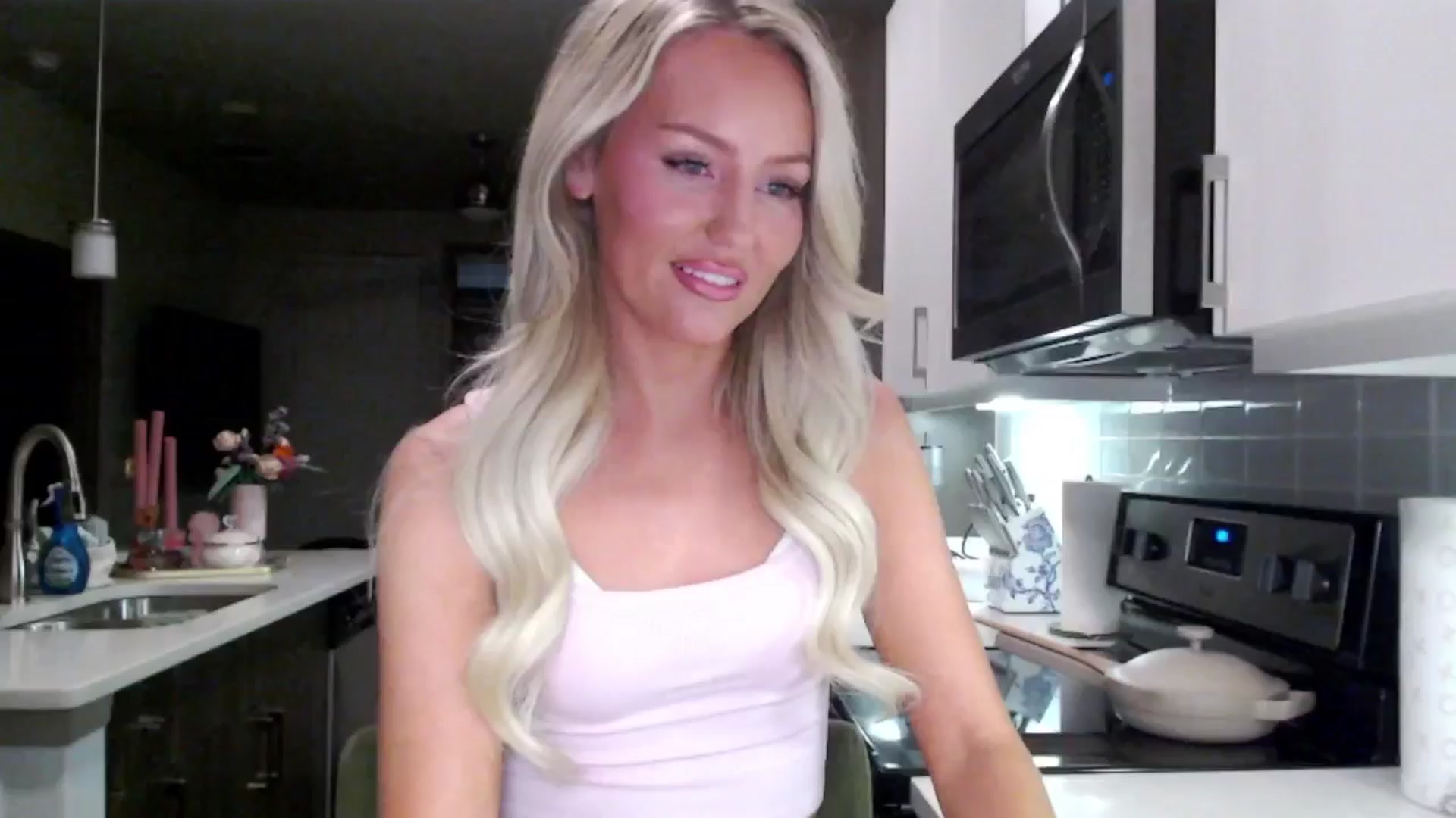 Gallery image thumbnail from Officialelsa's myfreecams stream on, 01/24/2025, 07:51 image 10 of 20