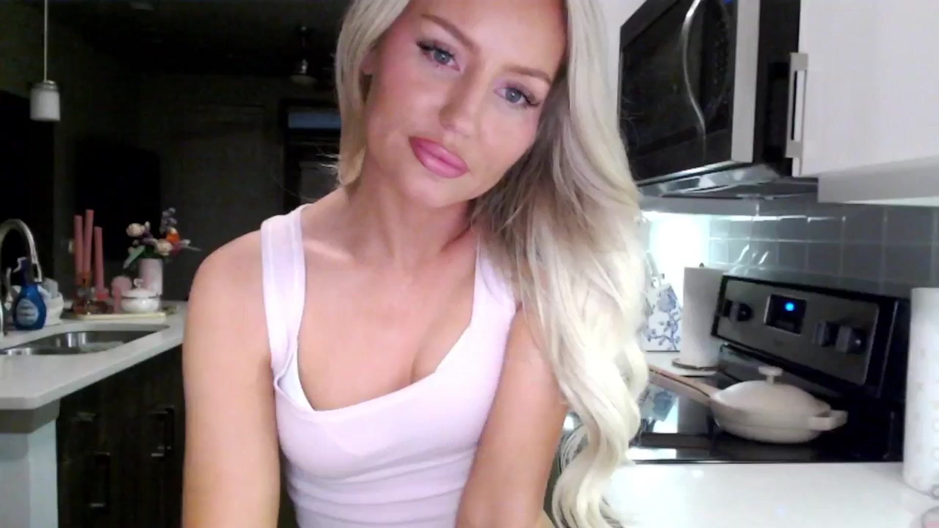 Gallery image thumbnail from Officialelsa's myfreecams stream on, 01/24/2025, 07:51 image 18 of 20