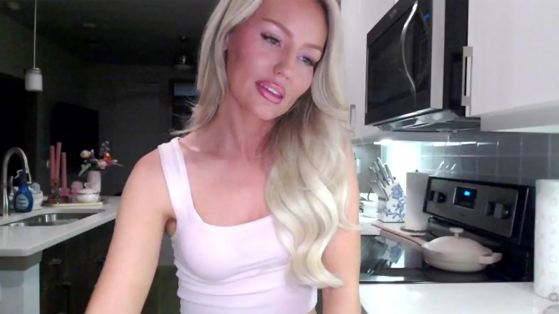 Gallery image thumbnail from Officialelsa's myfreecams stream on, 01/24/2025, 07:51 image 6 of 20