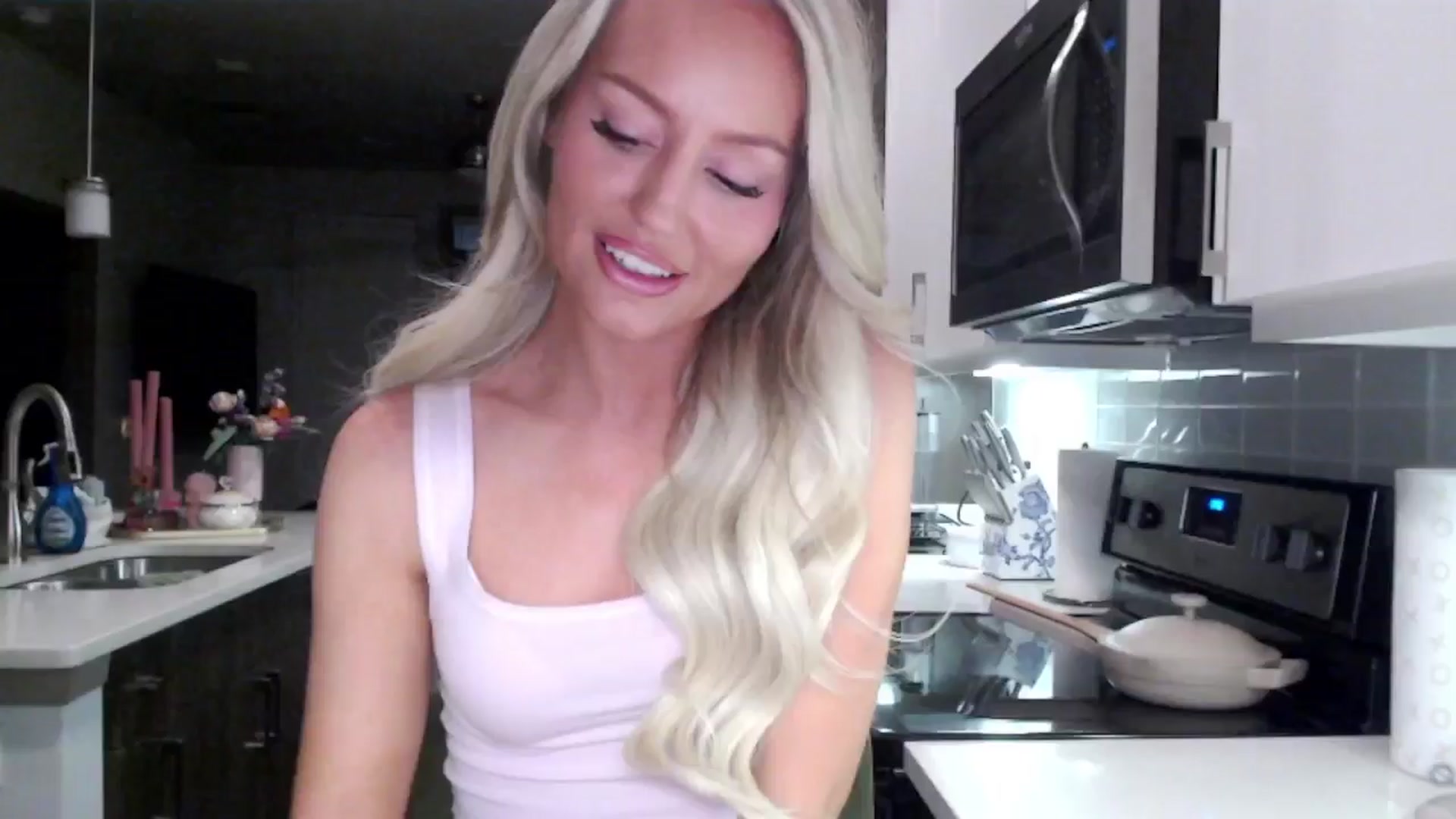 Gallery image thumbnail from Officialelsa's myfreecams stream on, 01/24/2025, 07:51 image 5 of 20