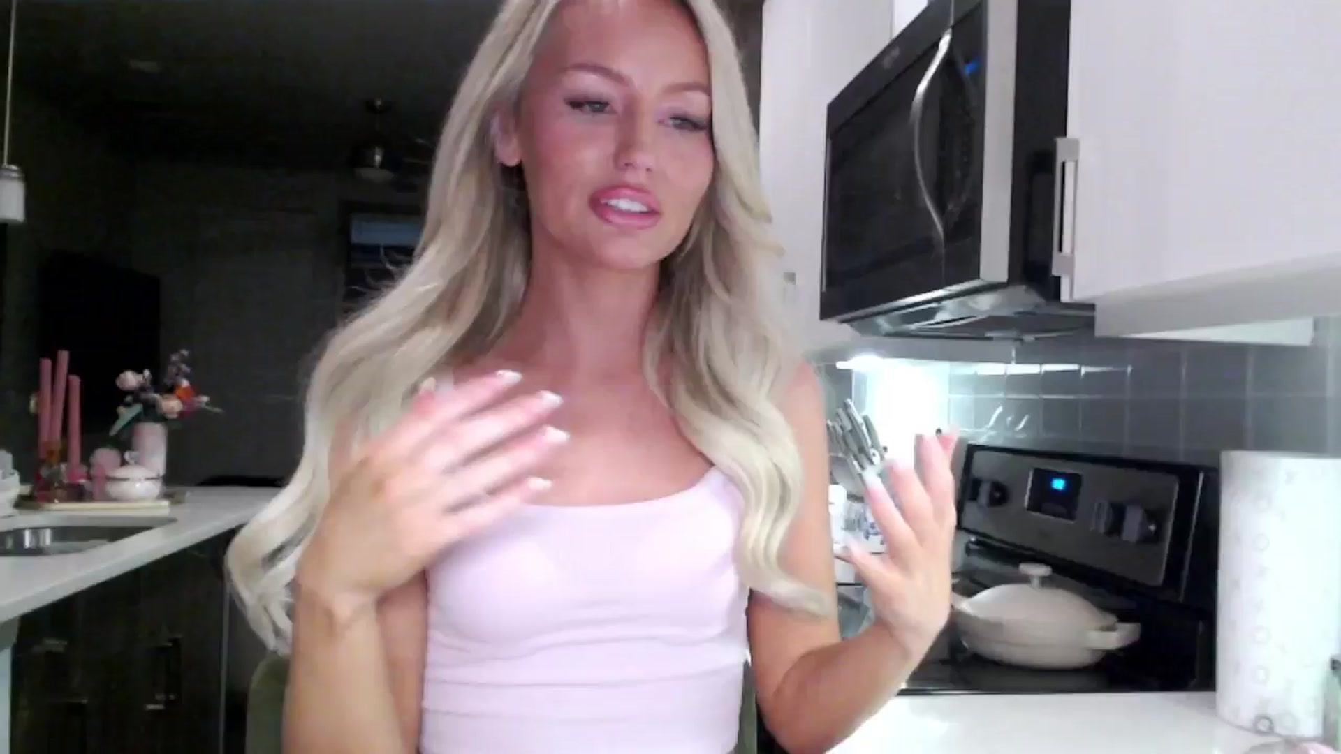 Gallery image thumbnail from Officialelsa's myfreecams stream on, 01/24/2025, 07:51 image 8 of 20