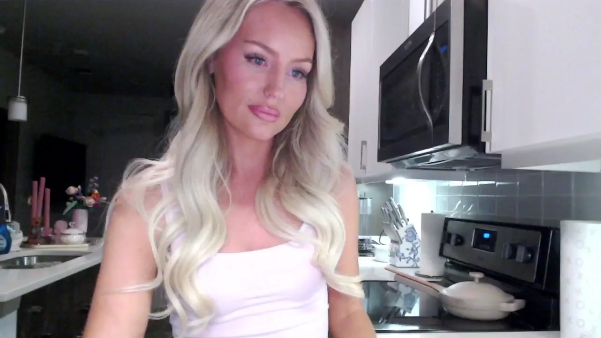 Gallery image thumbnail from Officialelsa's myfreecams stream on, 01/24/2025, 07:51 image 2 of 20