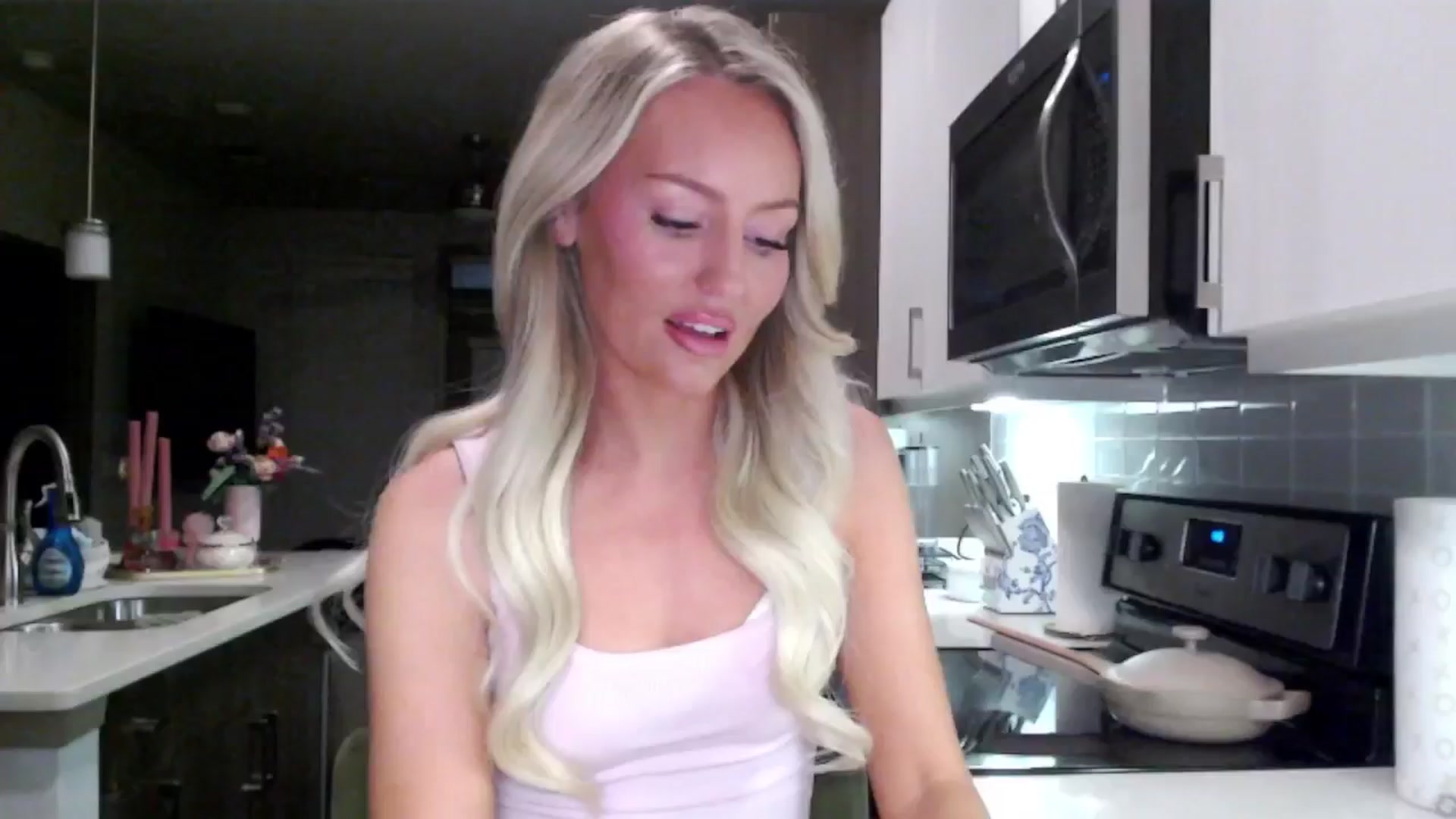 Gallery image thumbnail from Officialelsa's myfreecams stream on, 01/24/2025, 07:51 image 13 of 20