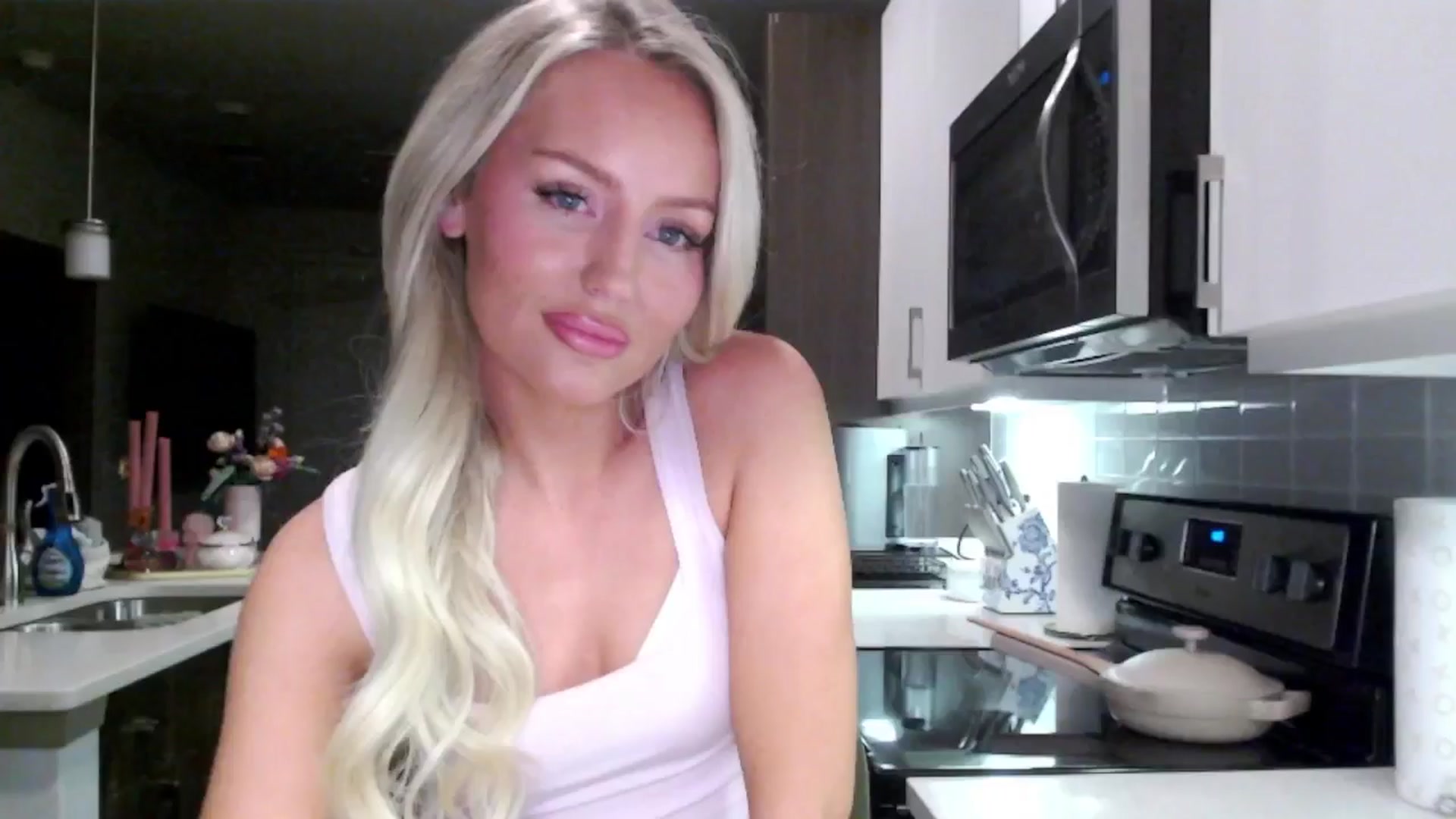 Gallery image thumbnail from Officialelsa's myfreecams stream on, 01/24/2025, 07:51 image 14 of 20
