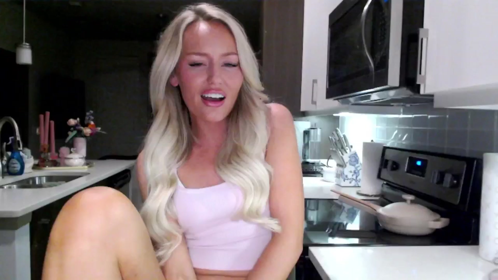 Gallery image thumbnail from Officialelsa's myfreecams stream on, 01/24/2025, 07:51 image 16 of 20