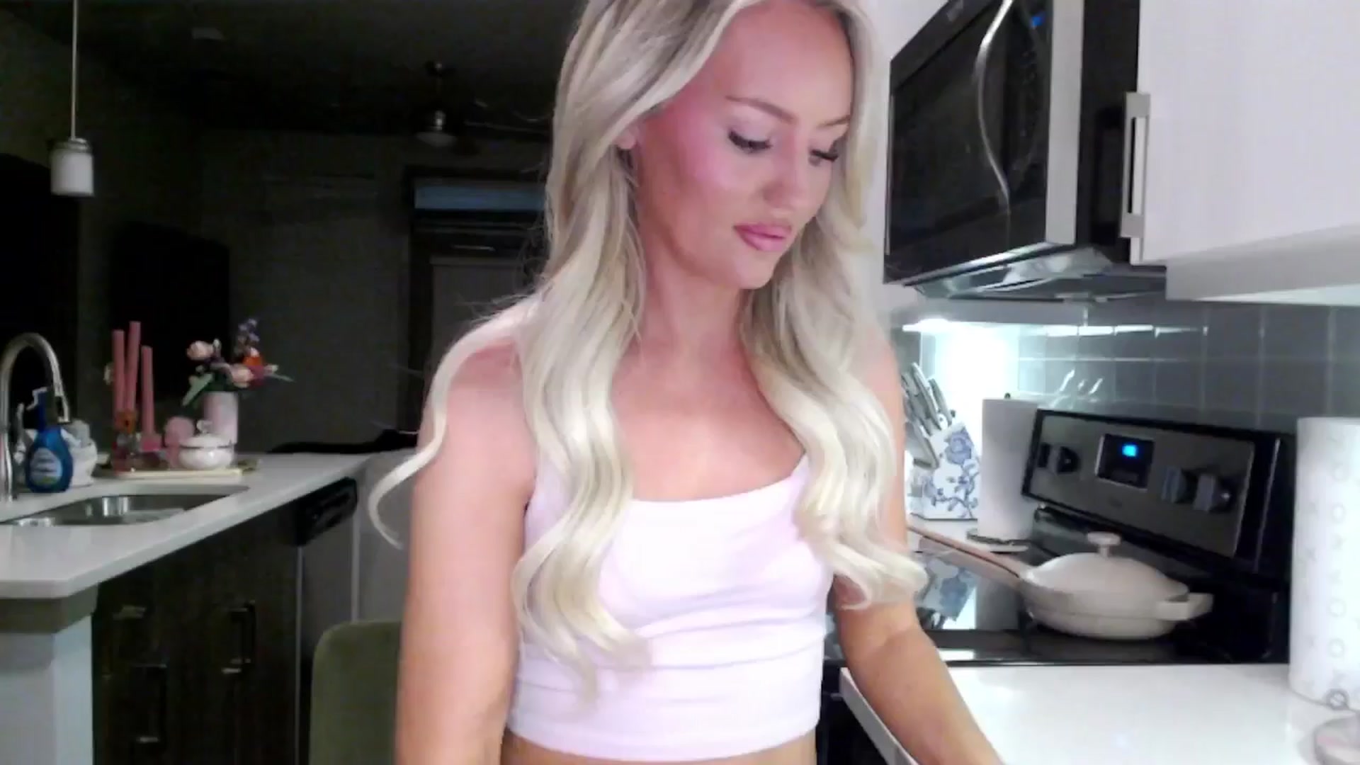 Gallery image thumbnail from Officialelsa's myfreecams stream on, 01/24/2025, 07:51 image 9 of 20