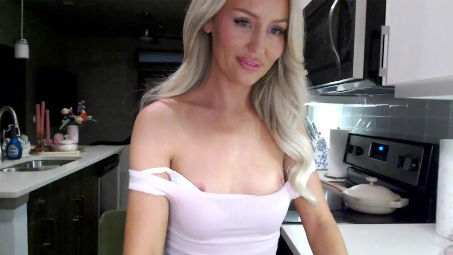 Gallery image thumbnail from Officialelsa's myfreecams stream on, 01/24/2025, 07:51 image 19 of 20