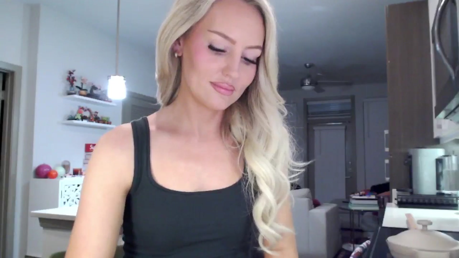 Gallery image thumbnail from Officialelsa's myfreecams stream on, 01/26/2025, 02:39 image 12 of 20