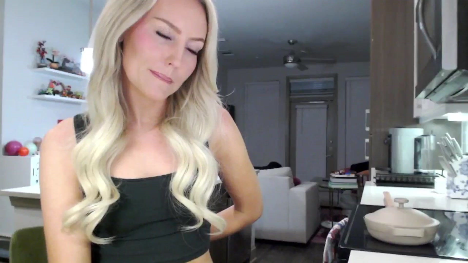 Gallery image thumbnail from Officialelsa's myfreecams stream on, 01/26/2025, 02:39 image 5 of 20