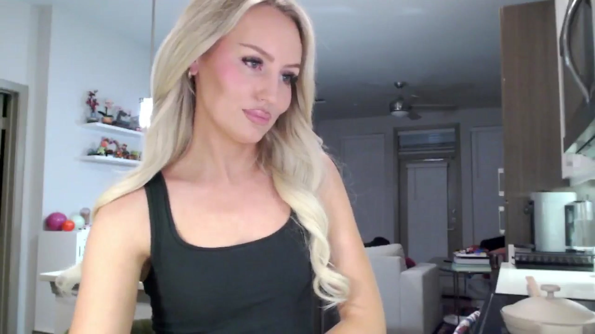 Gallery image thumbnail from Officialelsa's myfreecams stream on, 01/26/2025, 02:39 image 10 of 20