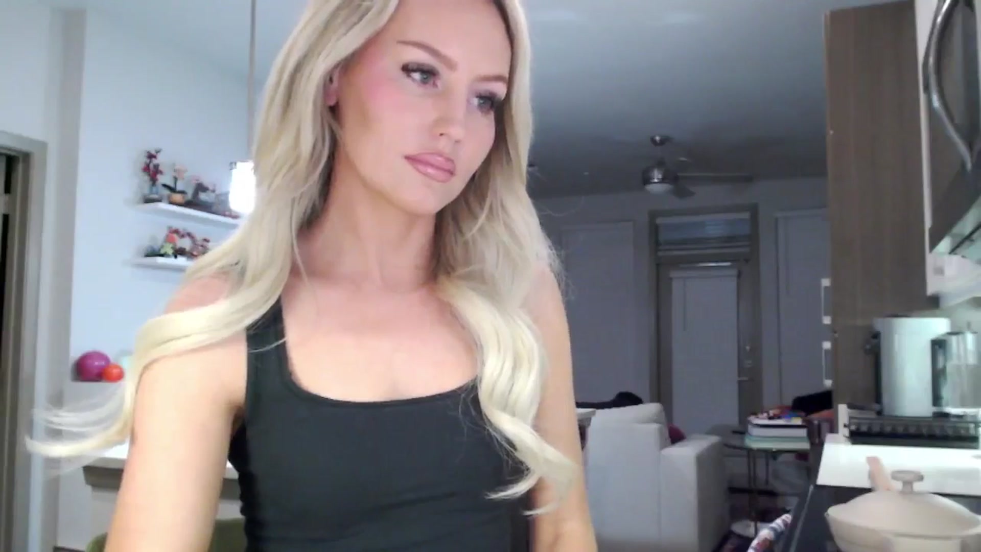 Gallery image thumbnail from Officialelsa's myfreecams stream on, 01/26/2025, 02:39 image 6 of 20