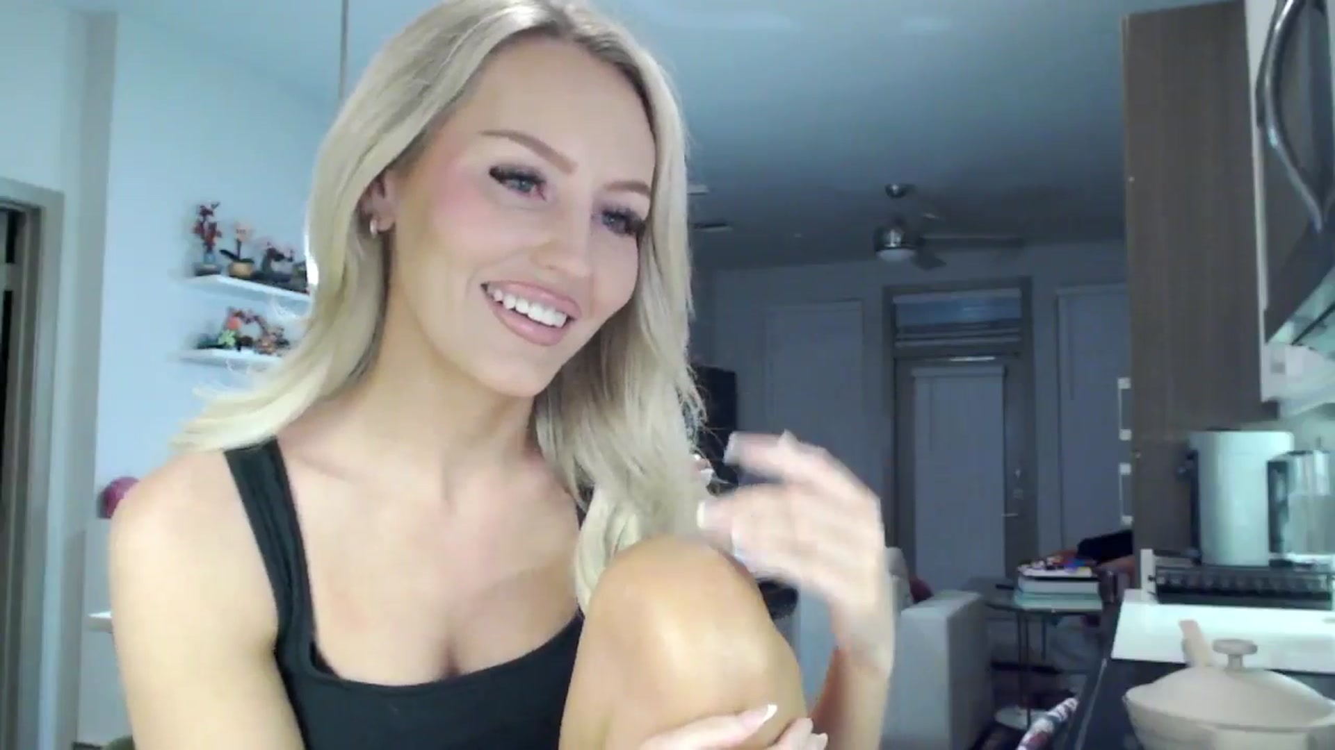 Gallery image thumbnail from Officialelsa's myfreecams stream on, 01/26/2025, 02:39 image 18 of 20