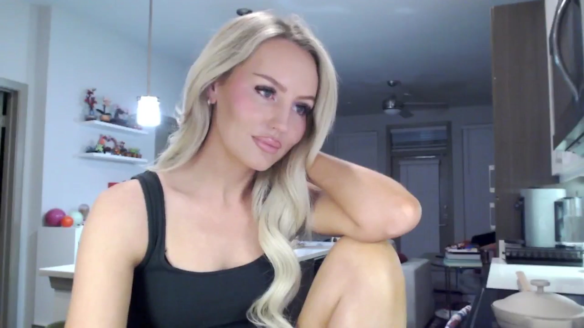 Gallery image thumbnail from Officialelsa's myfreecams stream on, 01/26/2025, 02:39 image 15 of 20