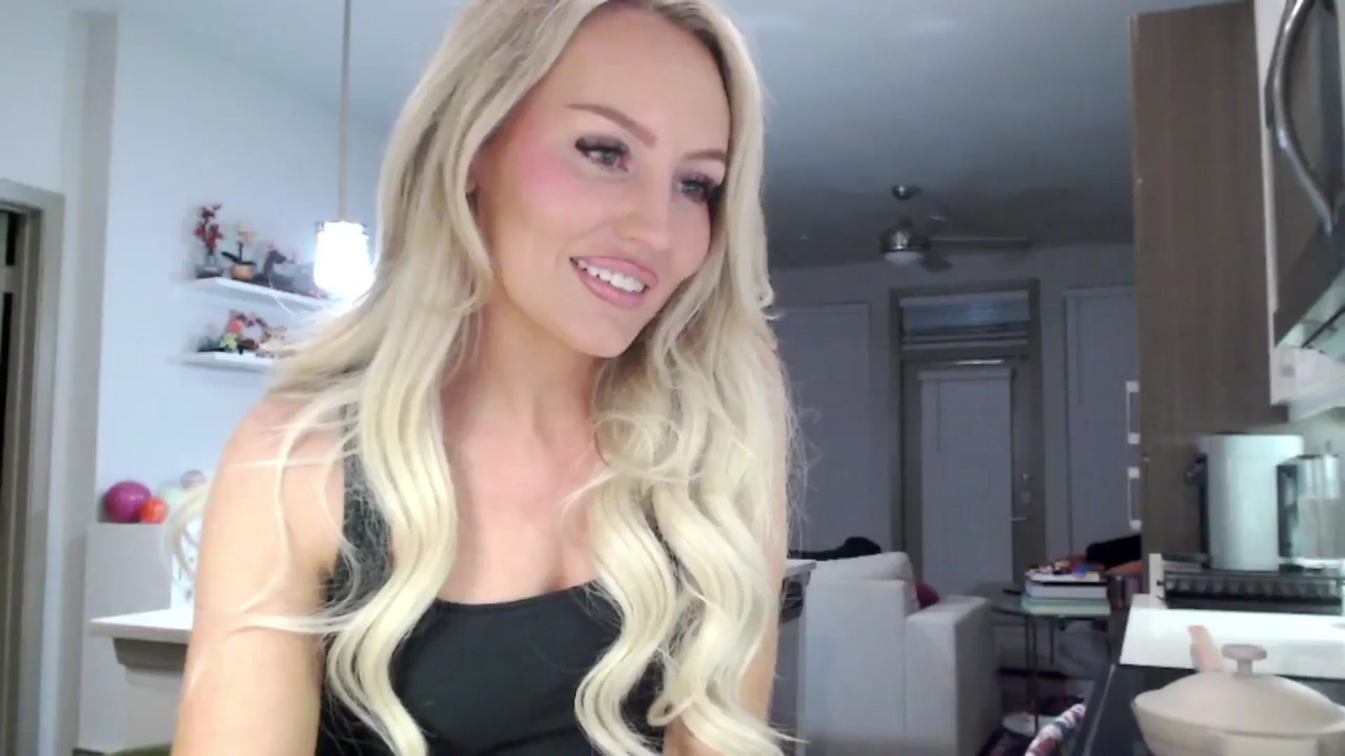 Gallery image thumbnail from Officialelsa's myfreecams stream on, 01/26/2025, 02:39 image 19 of 20