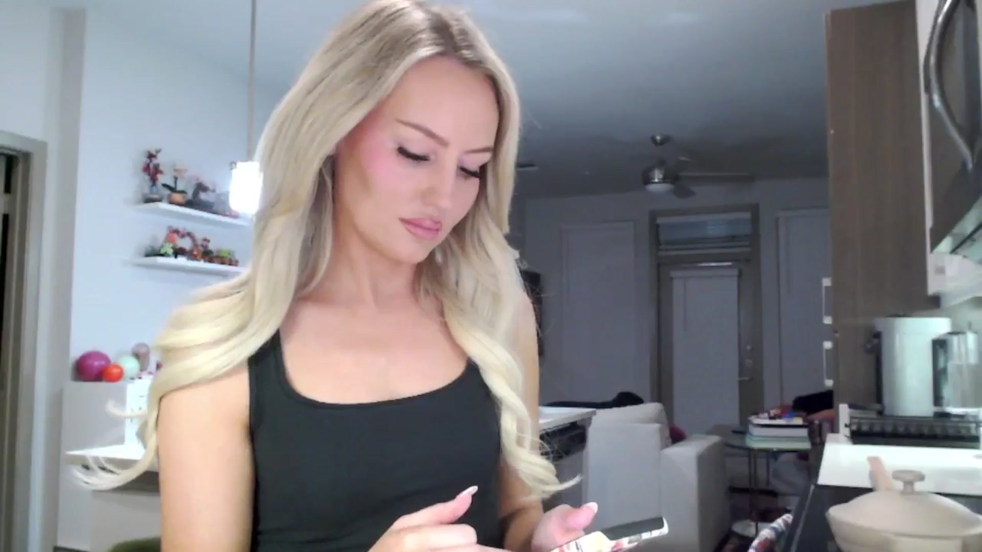 Gallery image thumbnail from Officialelsa's myfreecams stream on, 01/26/2025, 02:39 image 11 of 20