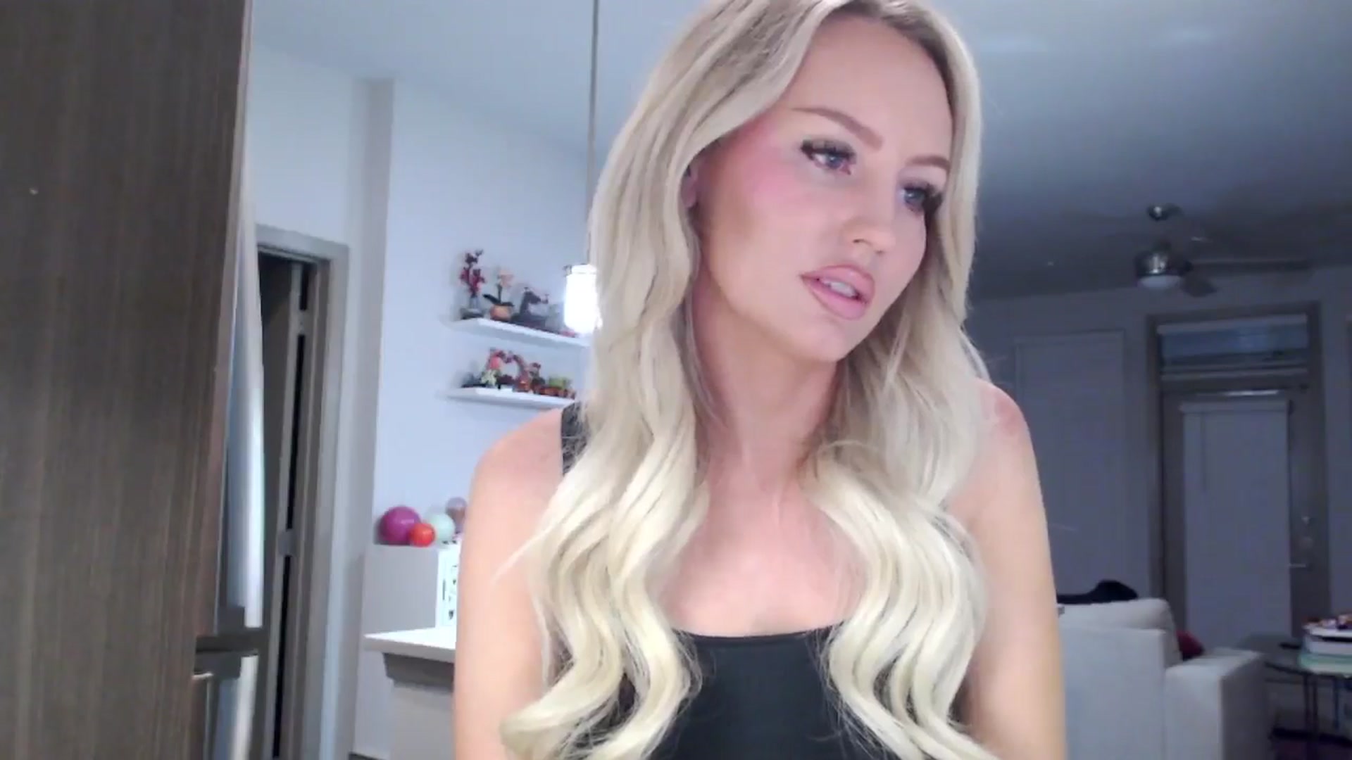 Gallery image thumbnail from Officialelsa's myfreecams stream on, 01/26/2025, 02:39 image 3 of 20