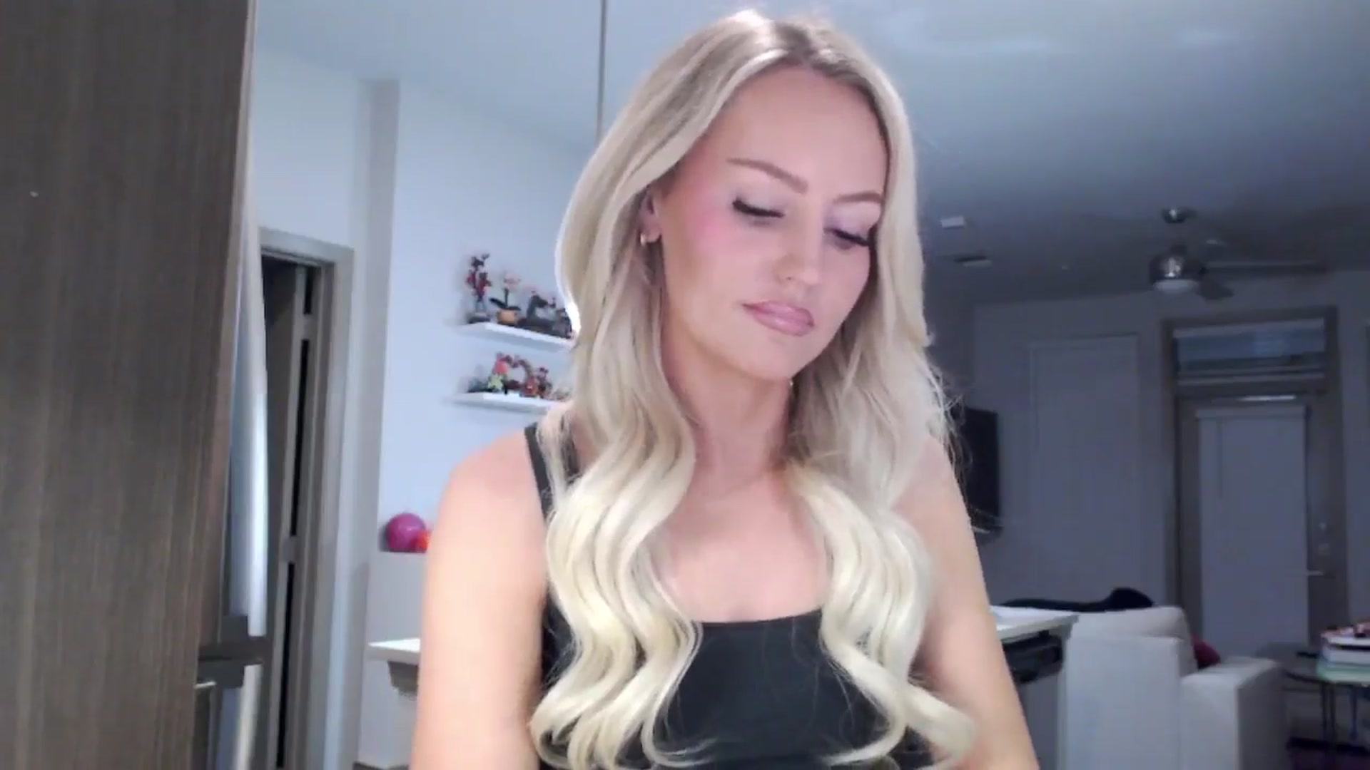 Gallery image thumbnail from Officialelsa's myfreecams stream on, 01/26/2025, 02:39 image 4 of 20